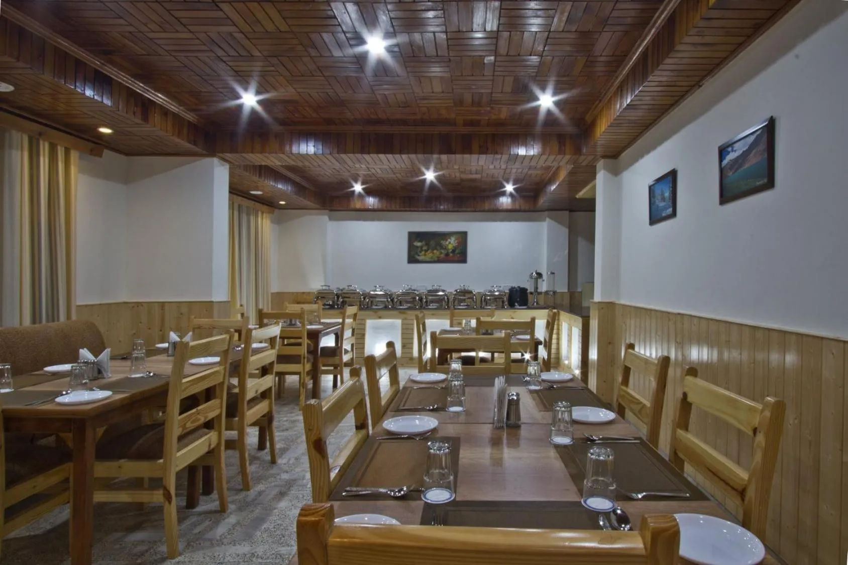 Restaurant/places to eat in Hotel Hayer Regency