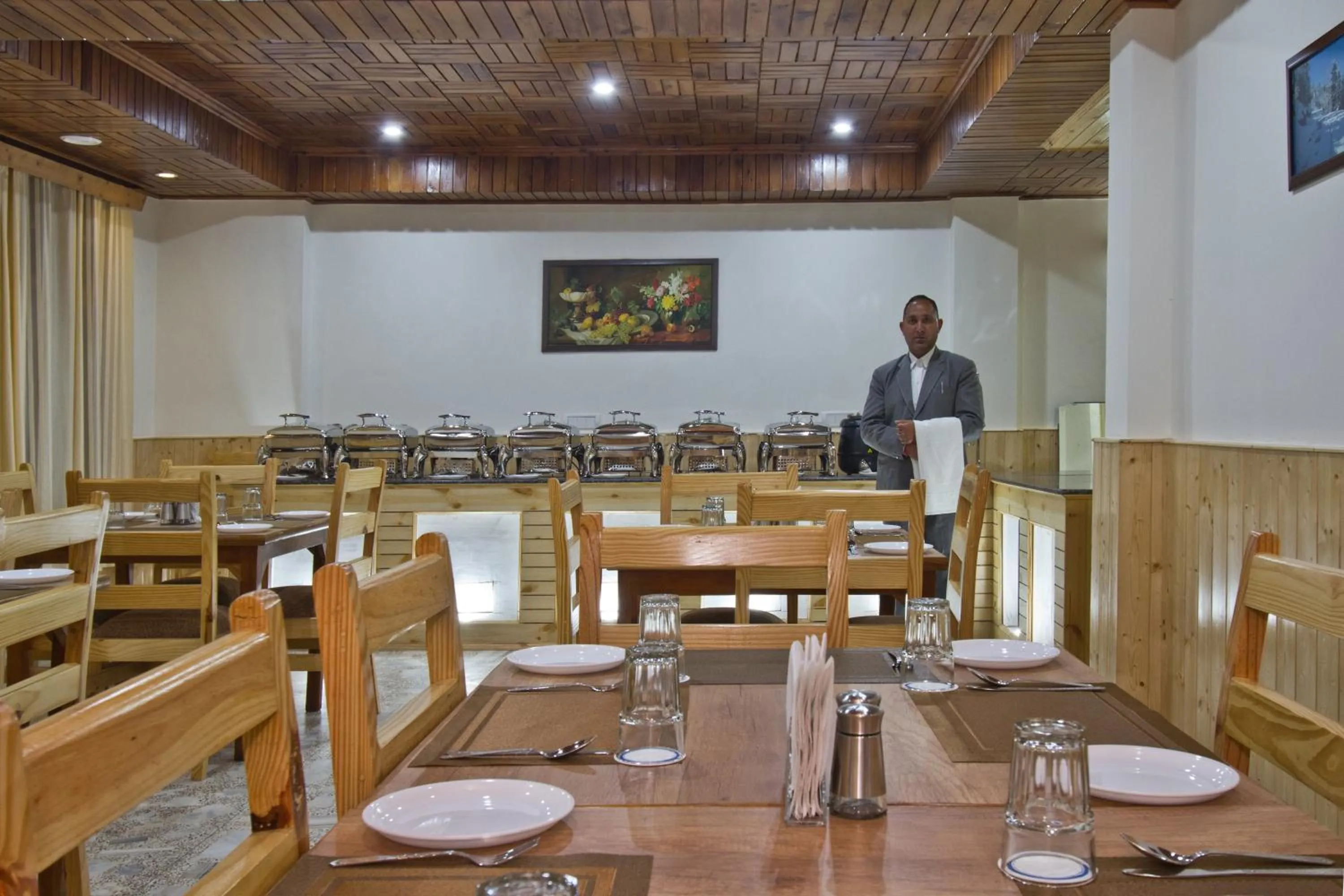 Restaurant/places to eat in Hotel Hayer Regency