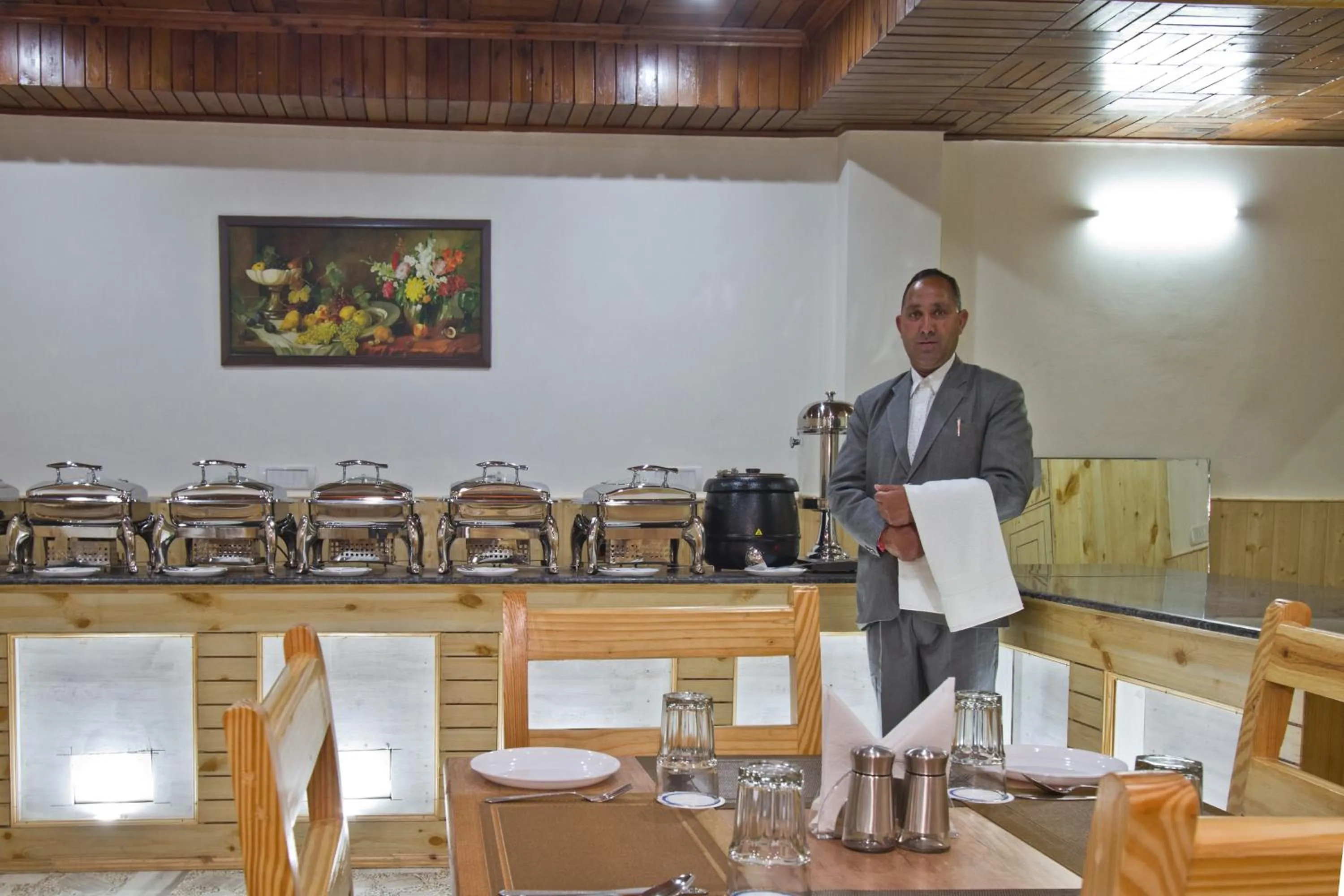 Restaurant/places to eat in Hotel Hayer Regency