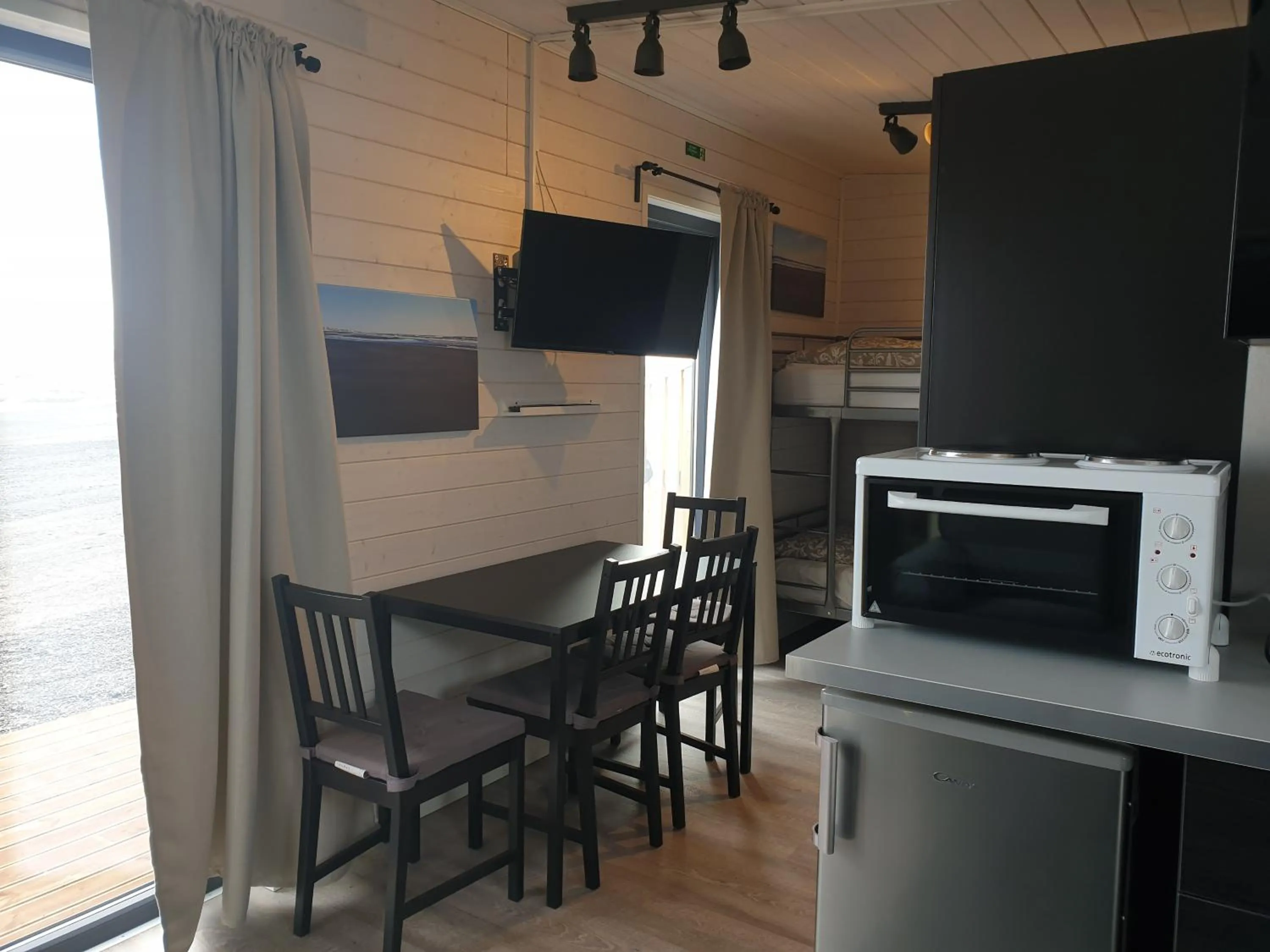 Kitchen or kitchenette in Black Beach Cottage Small