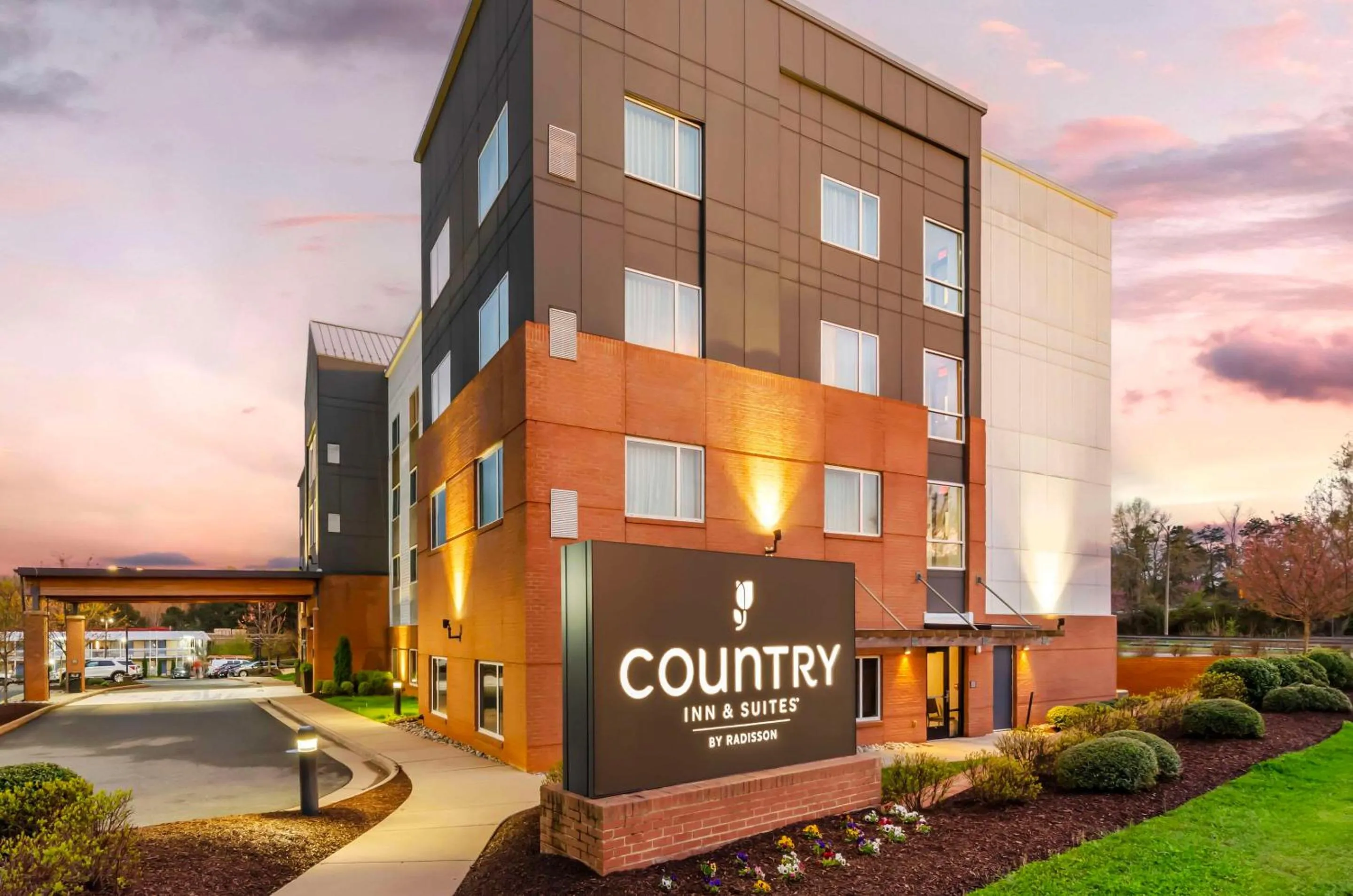 Property building in Country Inn & Suites by Radisson, Charlottesville-UVA, VA