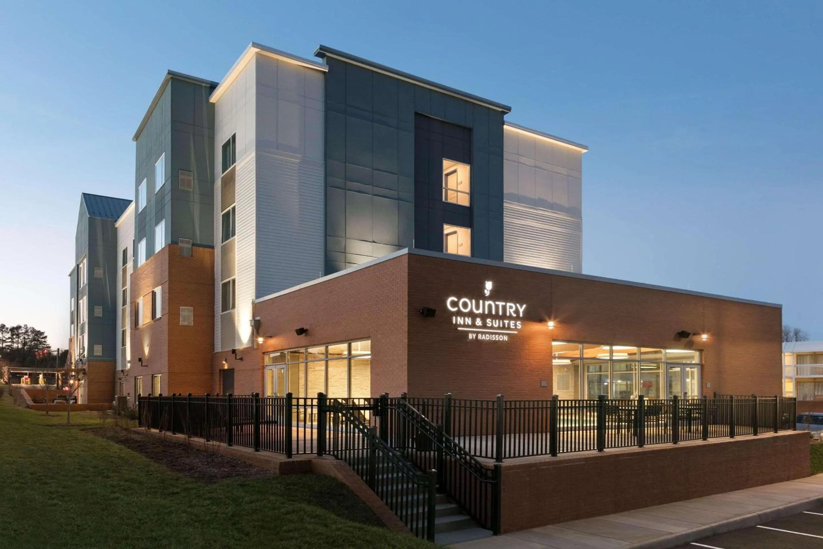 Property building in Country Inn & Suites by Radisson, Charlottesville-UVA, VA