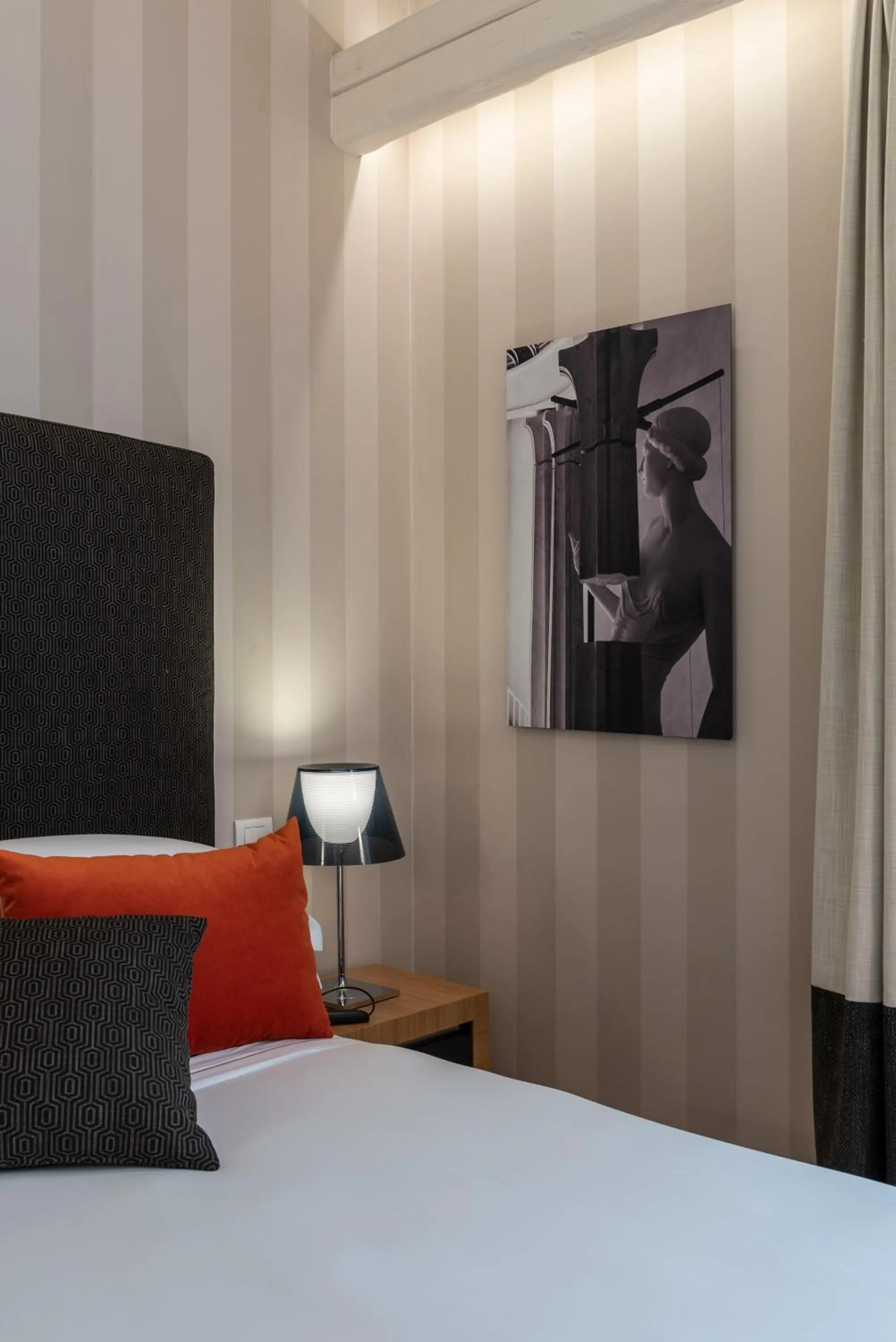 Photo of the whole room, Bed in Laurina 33