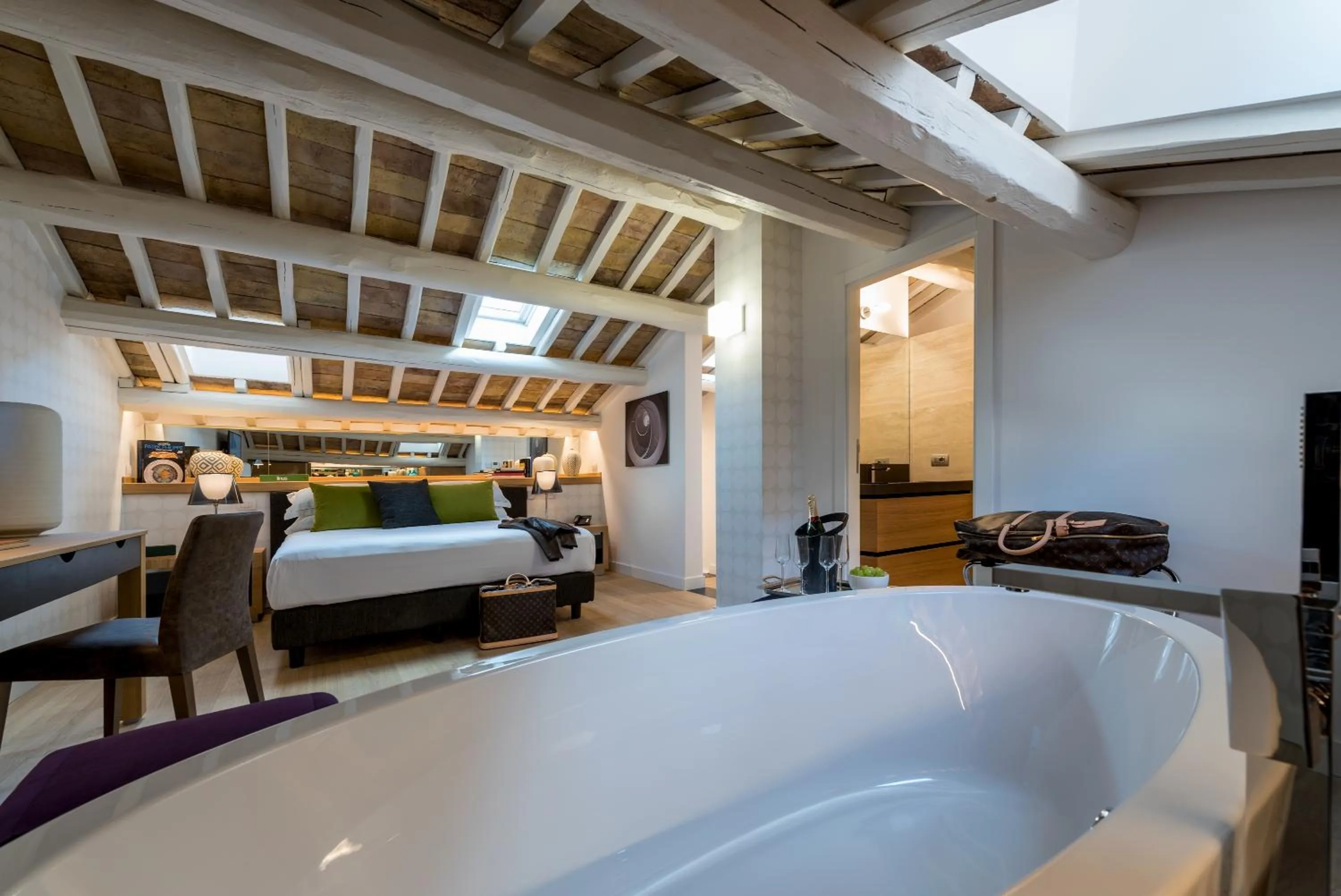 Photo of the whole room, Bed in Laurina 33