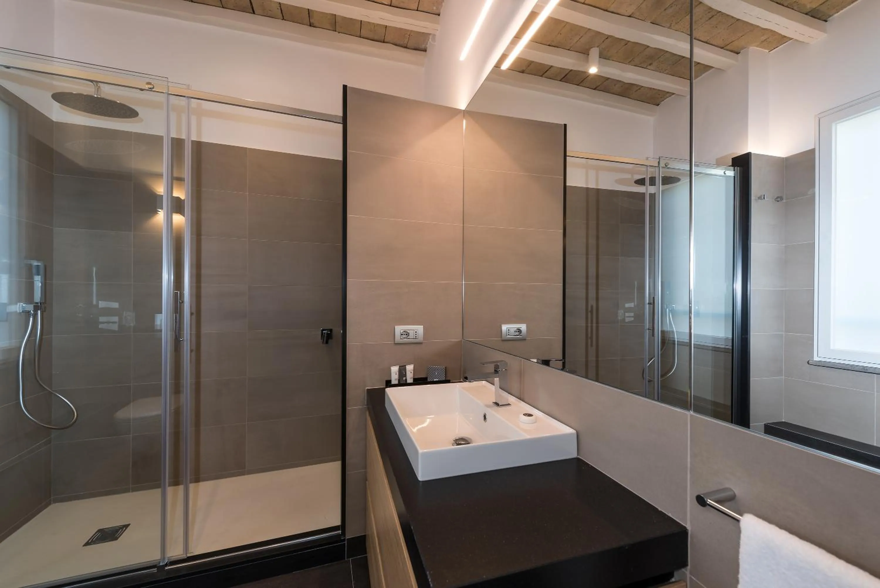 Shower in Laurina 33