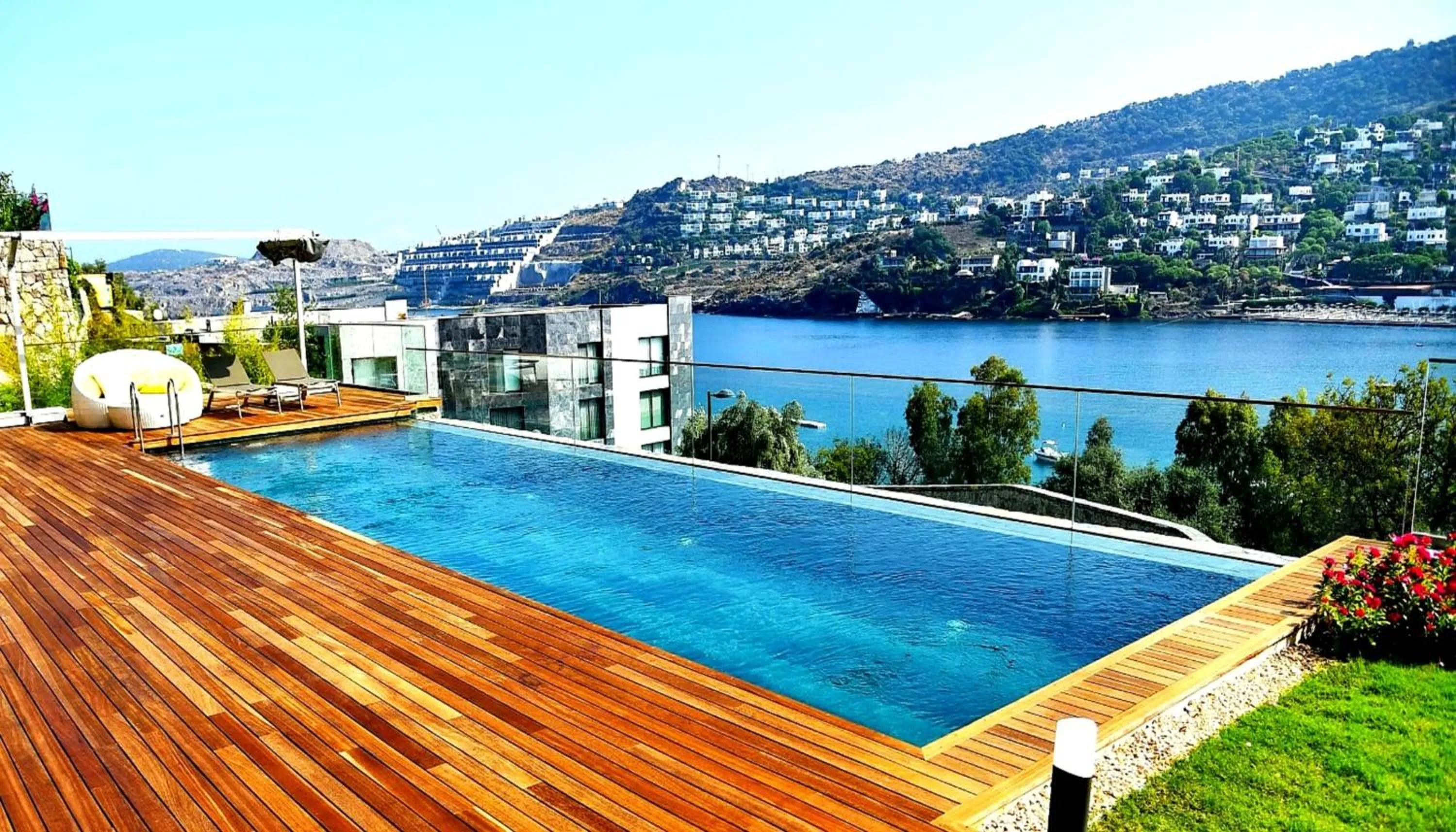 Swimming pool in Mare Deluxe Residences & Villas