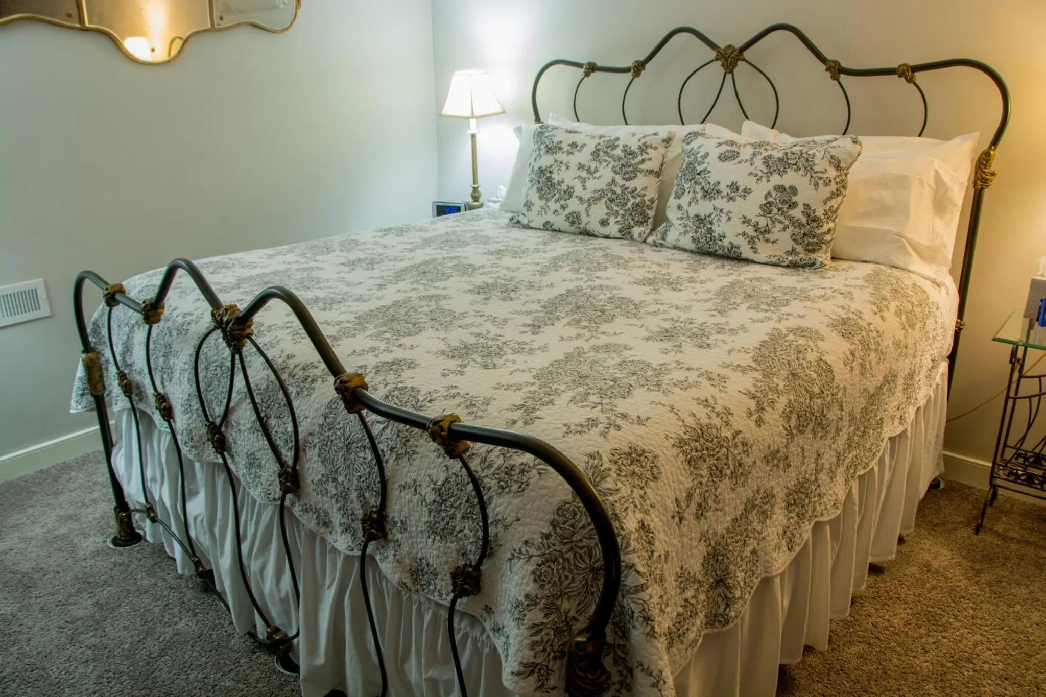 Bed in The Richard Johnston Inn & 1890 Caroline House