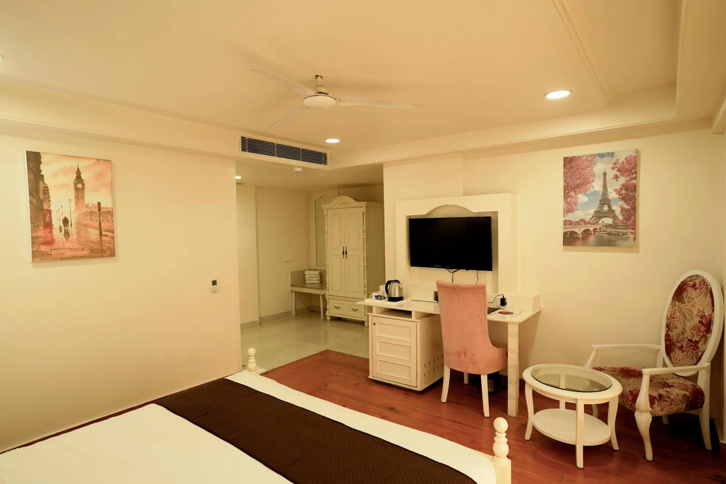 Bed in Hotel Magenta-City Center Bani Park Jaipur