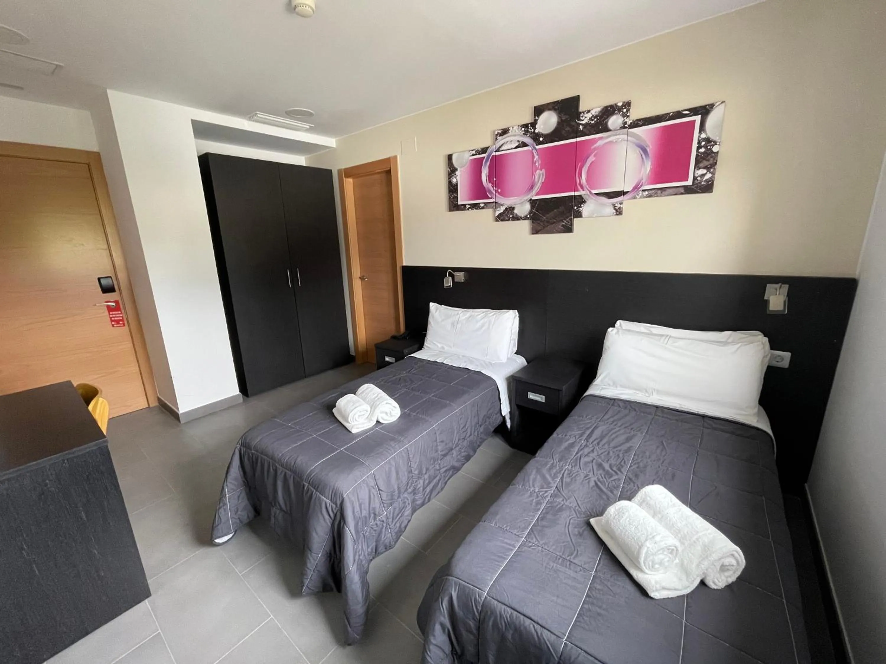 Photo of the whole room, Bed in 6 Bis HOTEL