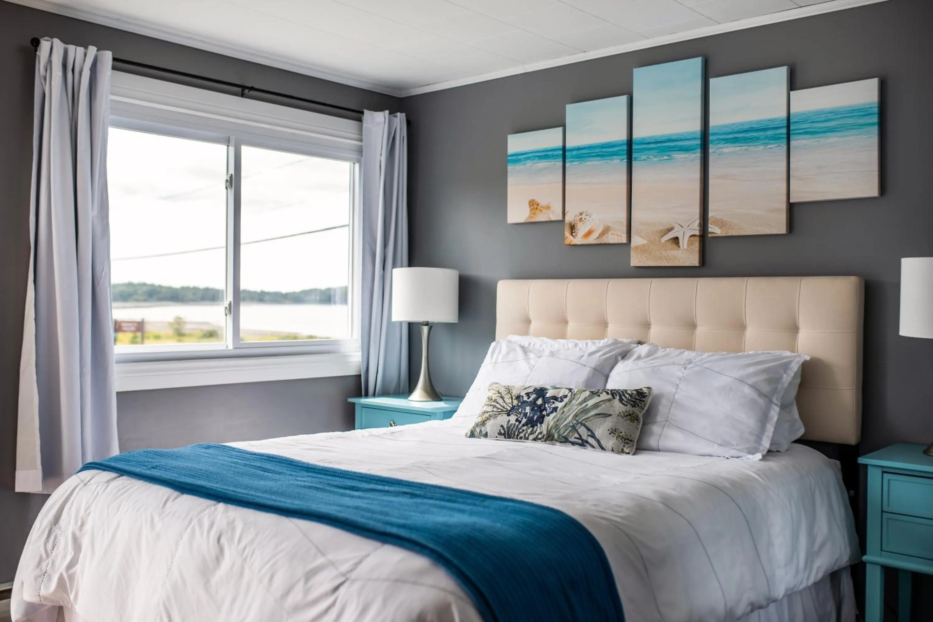 Bed in Friars Bay Inn & Cottages