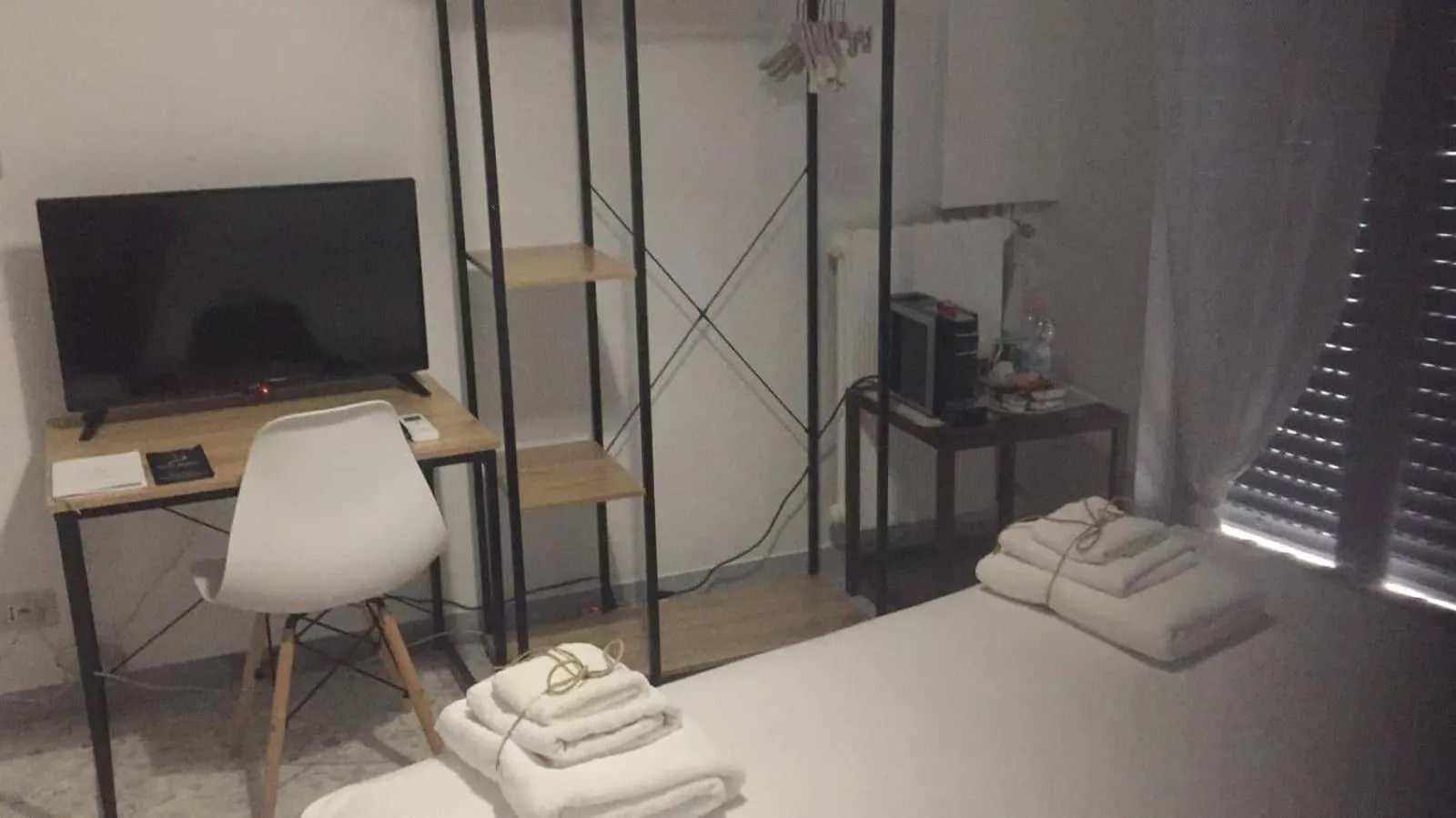 Bedroom, Bed in Gatto Bianco Picone 19