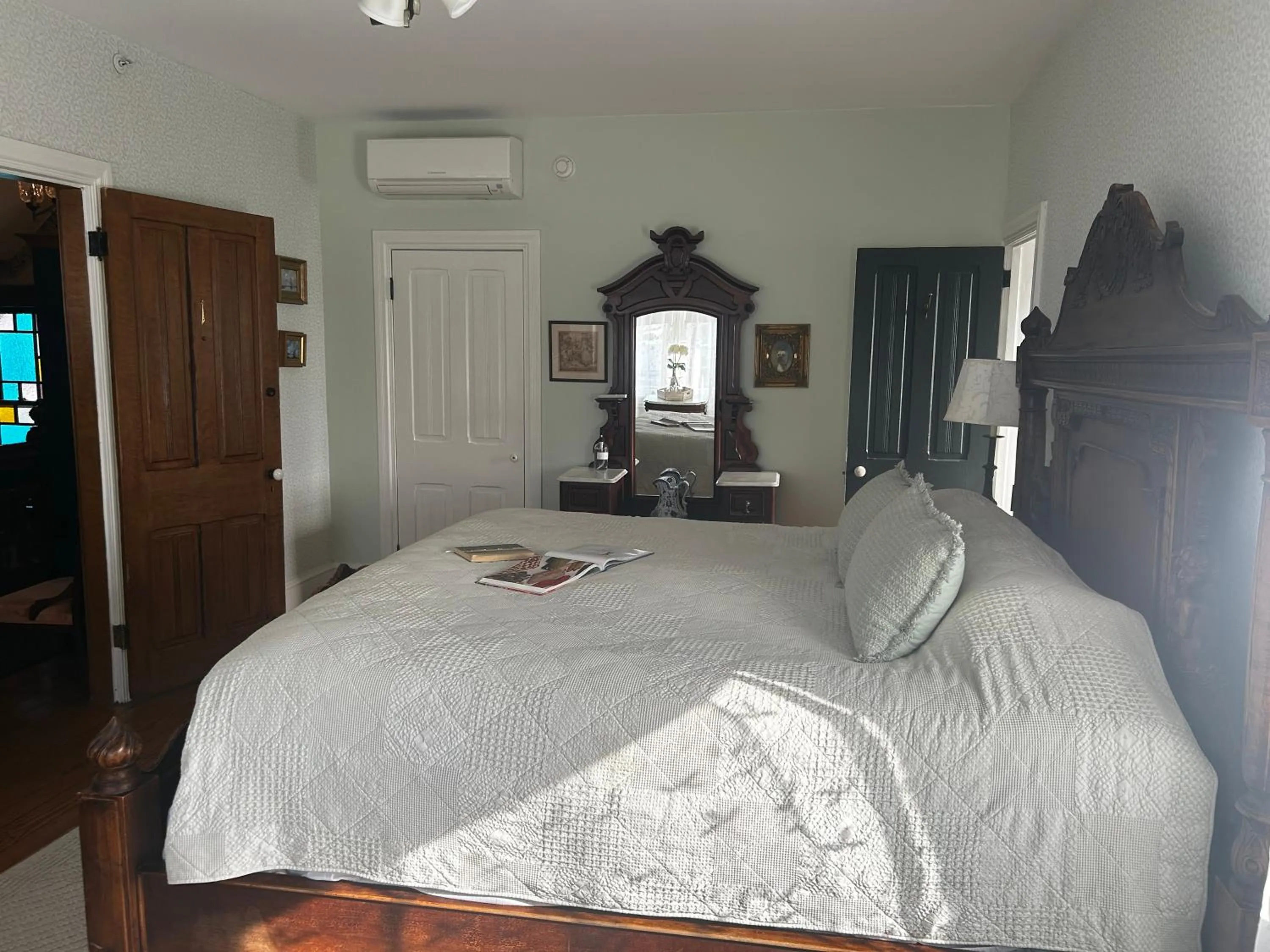 Bed in Beauclaires Bed & Breakfast