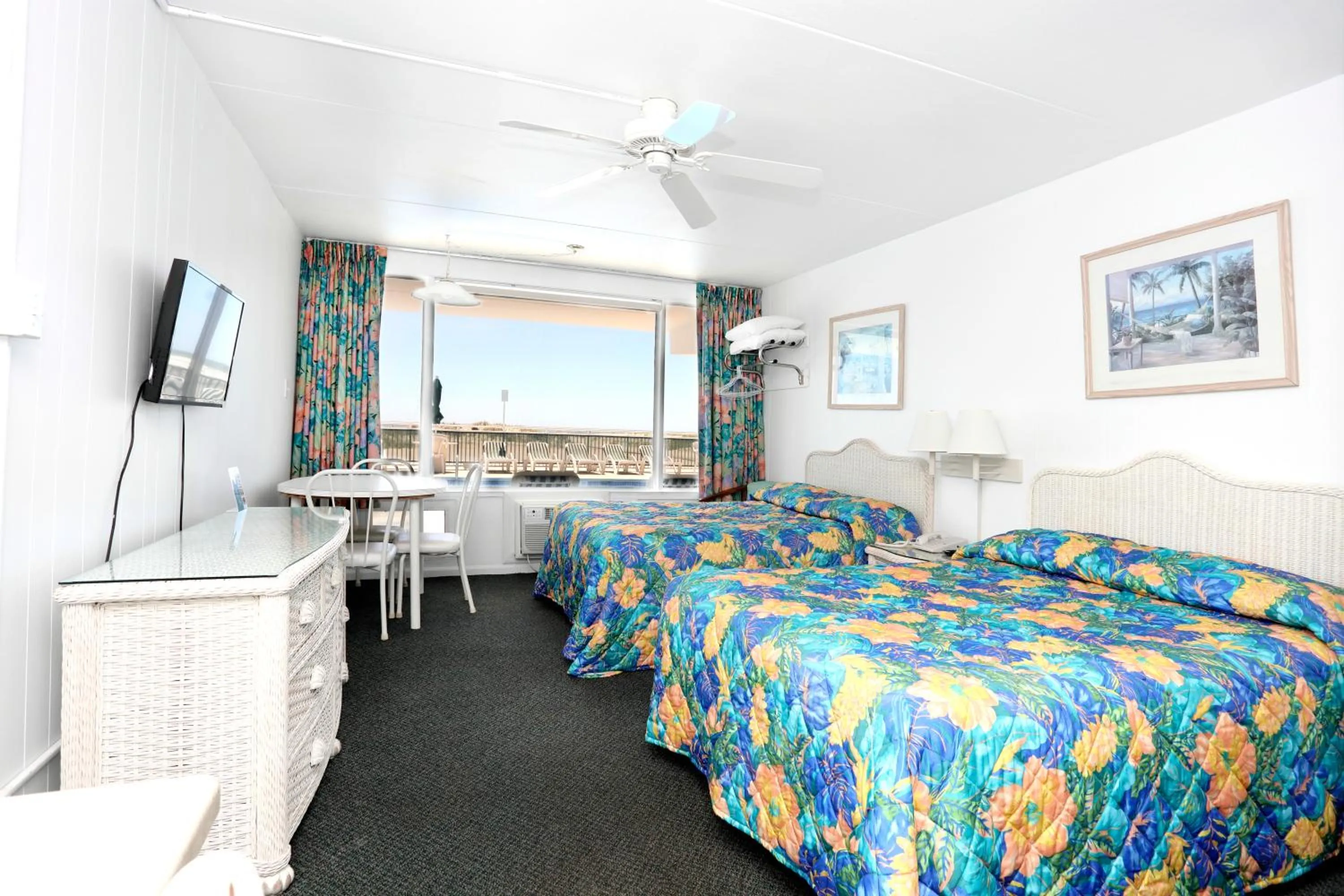 Photo of the whole room, Bed in Commander by the Sea Motel