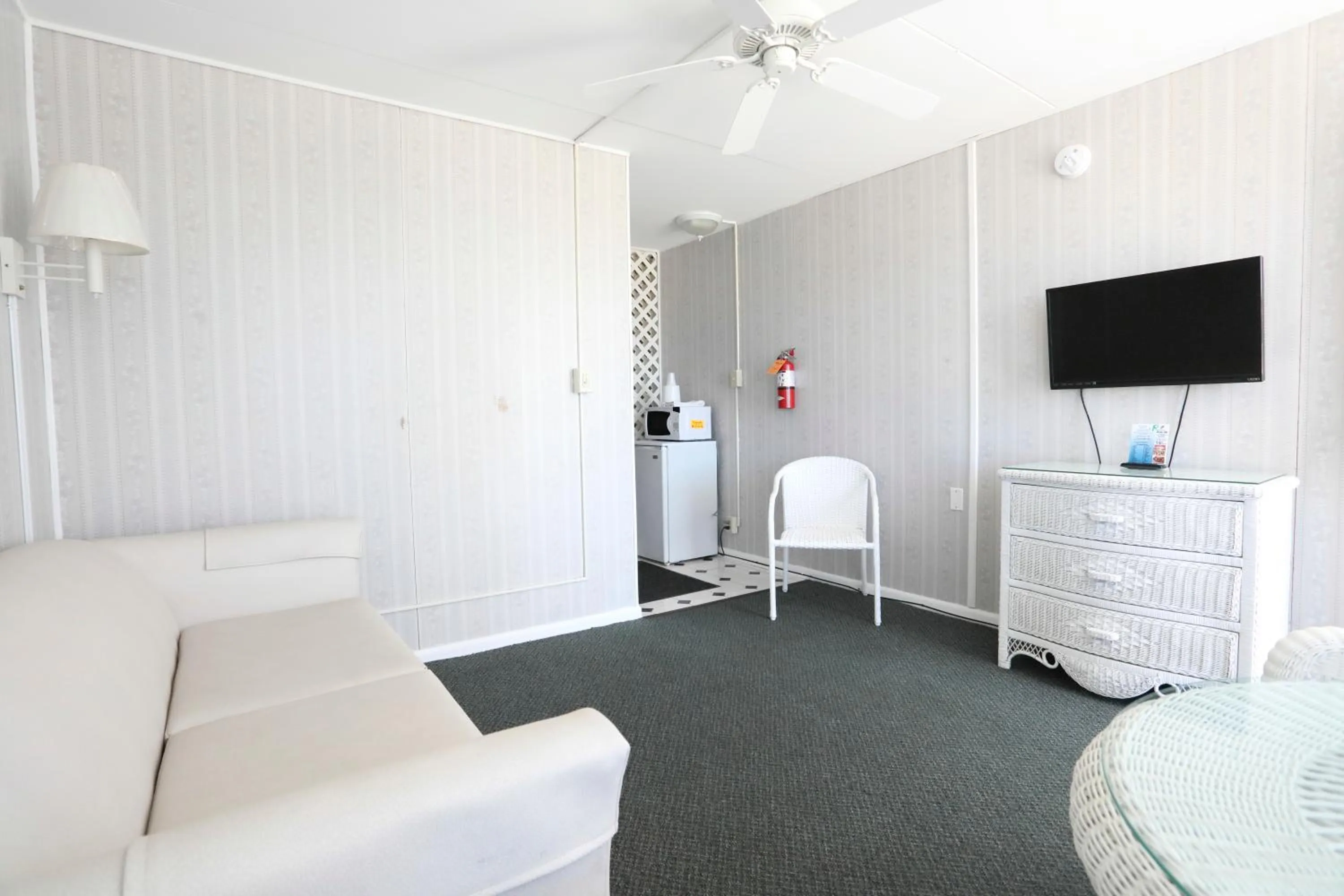 Living room in Commander by the Sea Motel