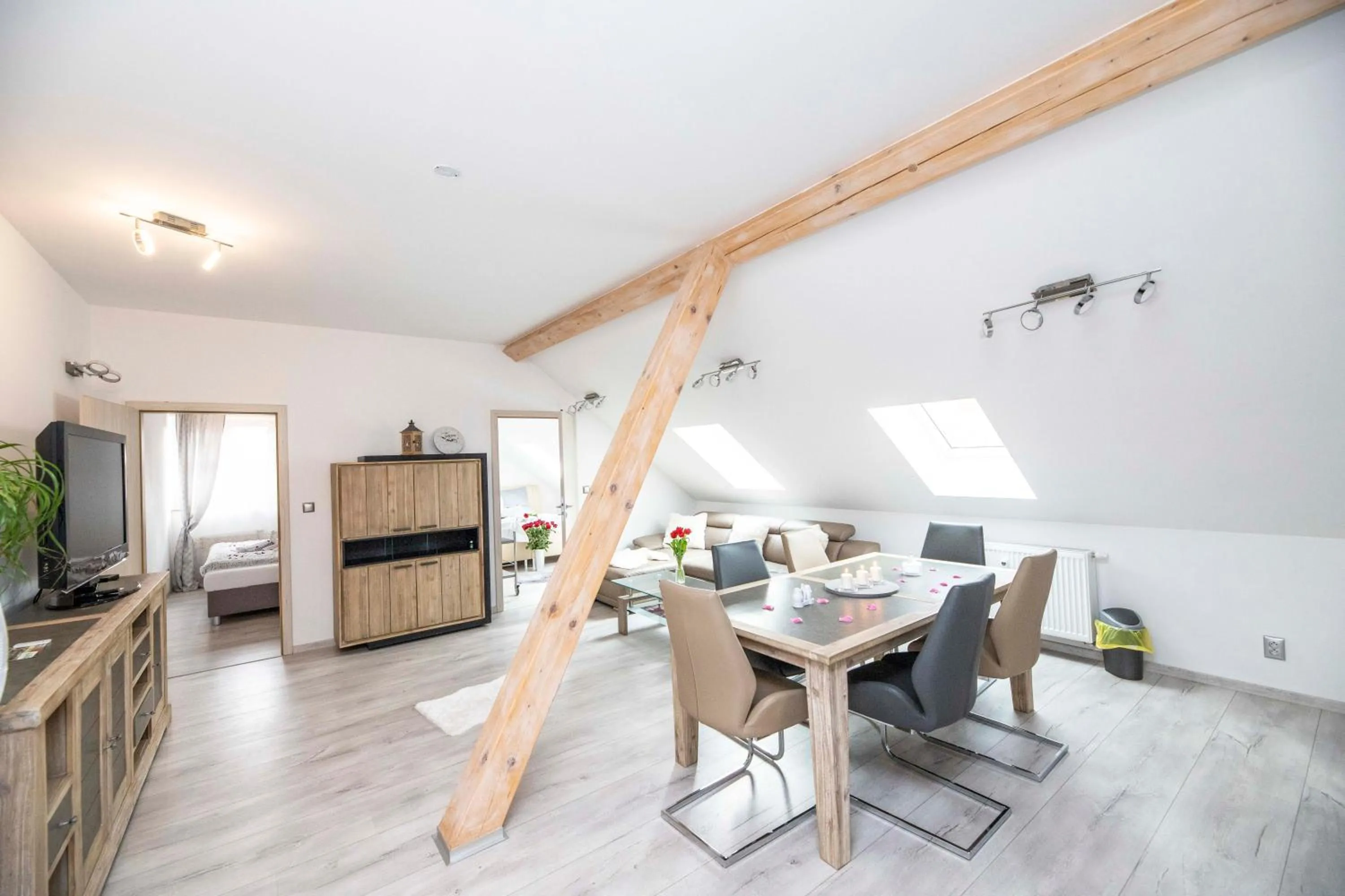 Dining area in VIP suite hotel Heinz