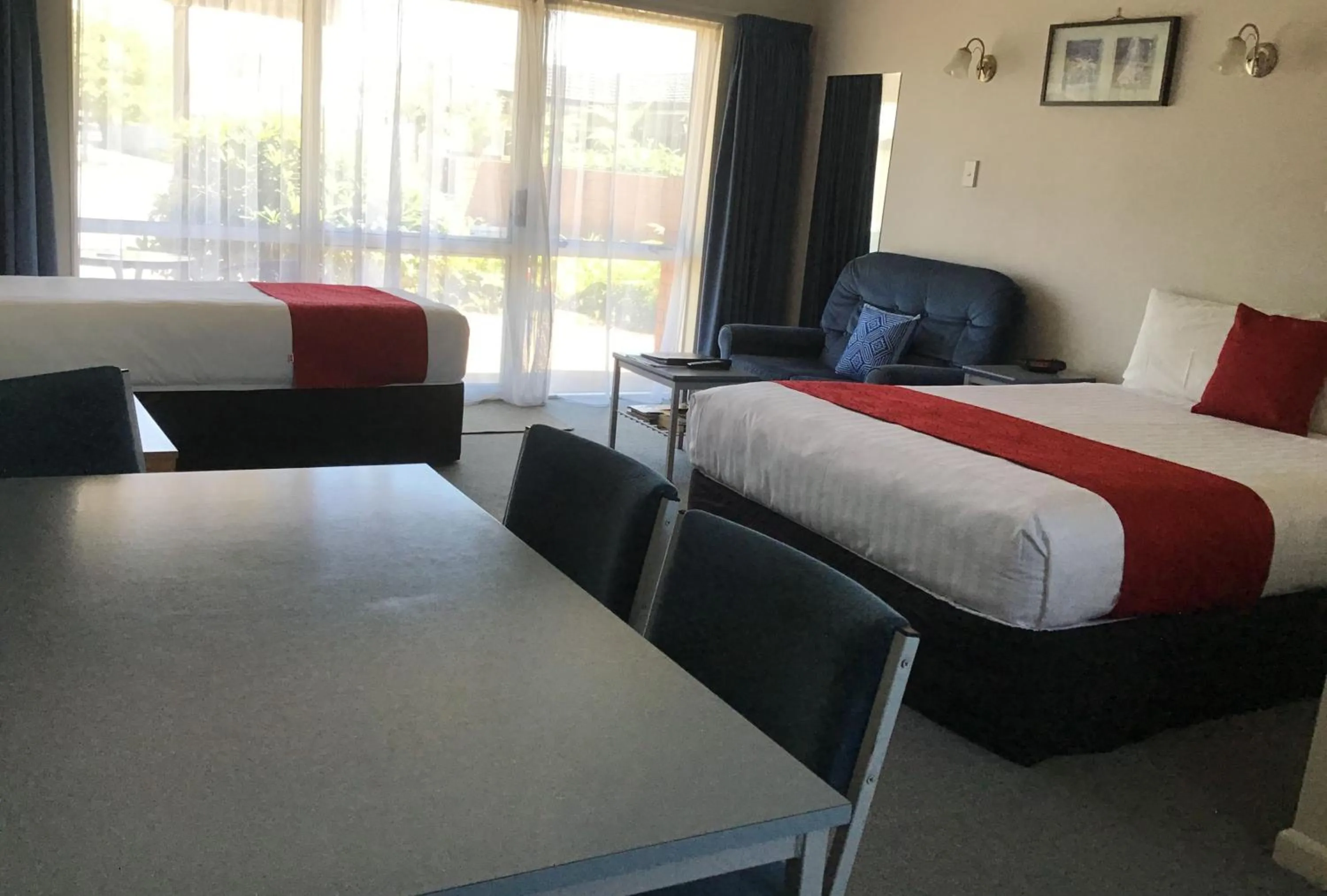 Photo of the whole room, Bed in Avon City Motel