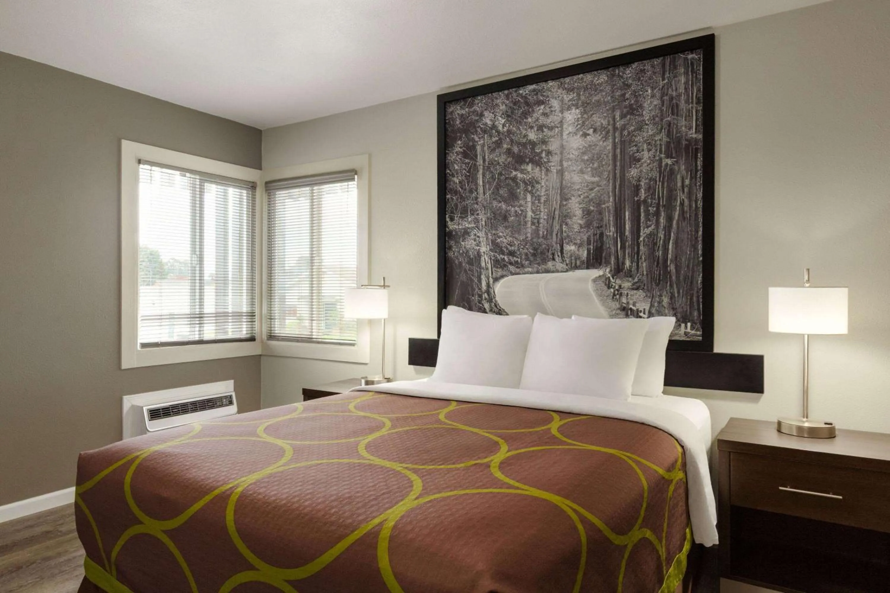 Bath, Bed in Super 8 by Wyndham Eureka