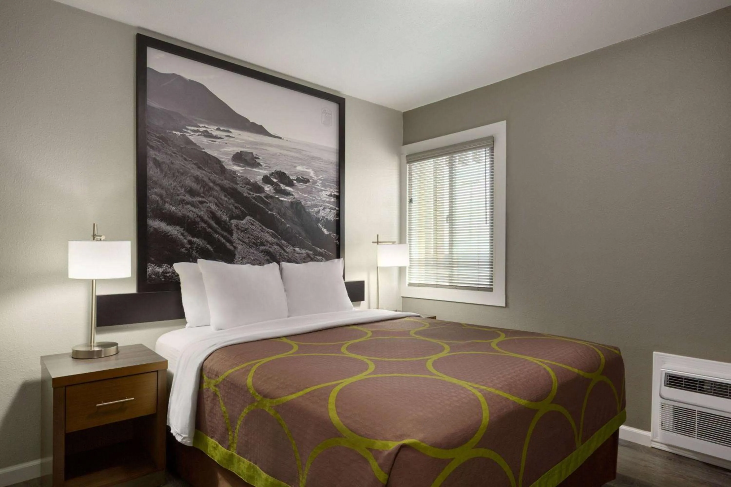 Bath, Bed in Super 8 by Wyndham Eureka