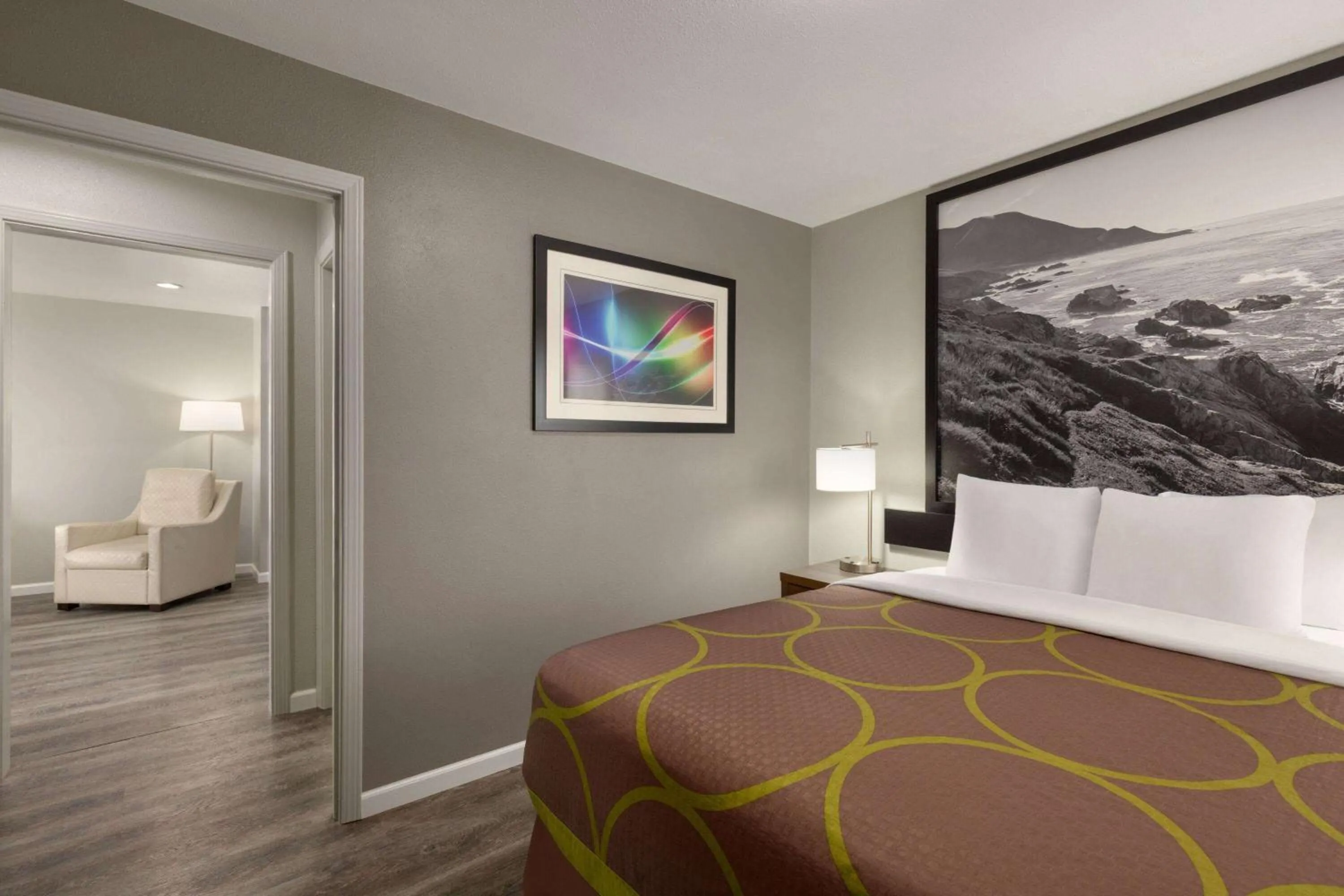 Bath, Bed in Super 8 by Wyndham Eureka