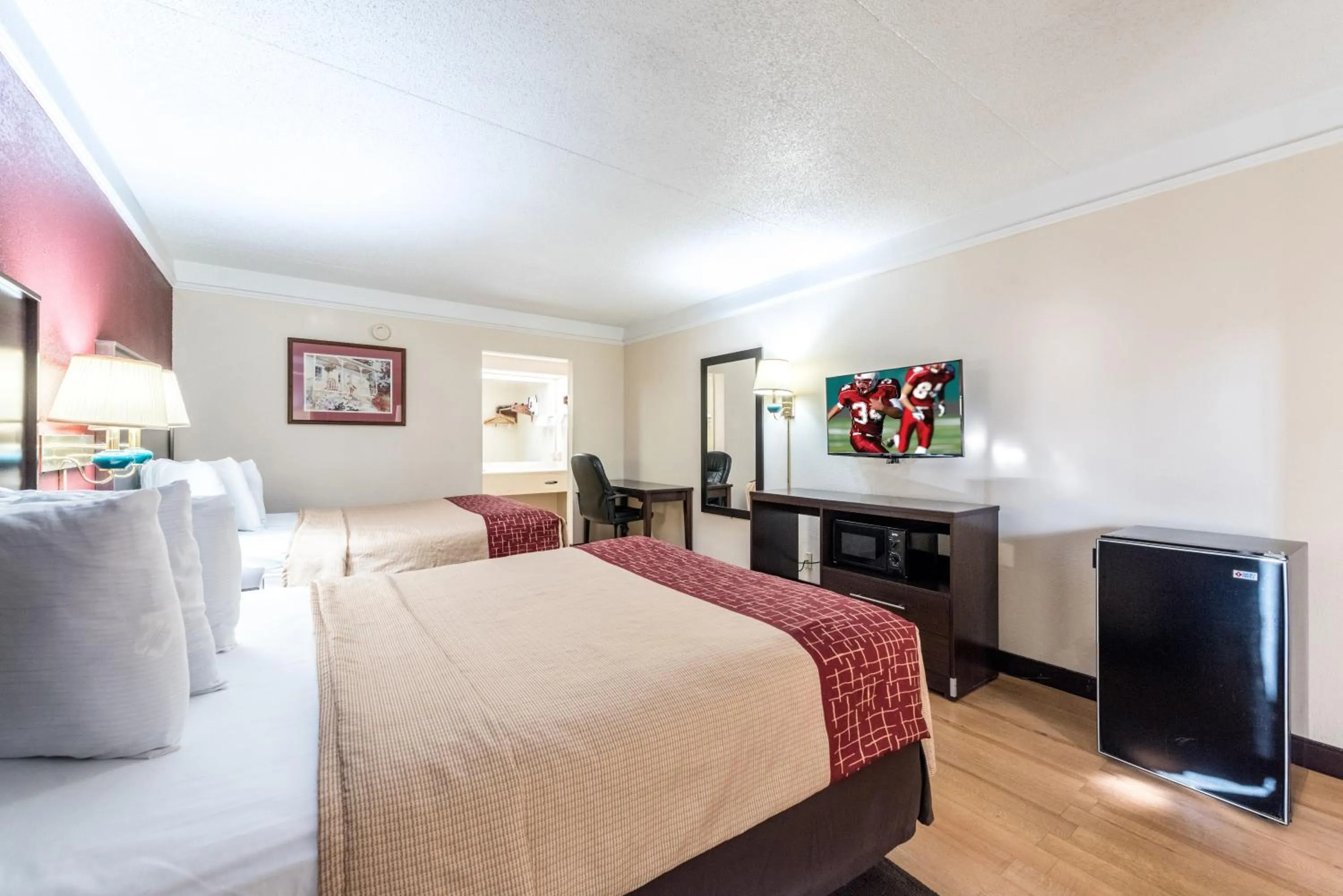 Photo of the whole room, Bed in Red Roof Inn & Suites Clinton, TN