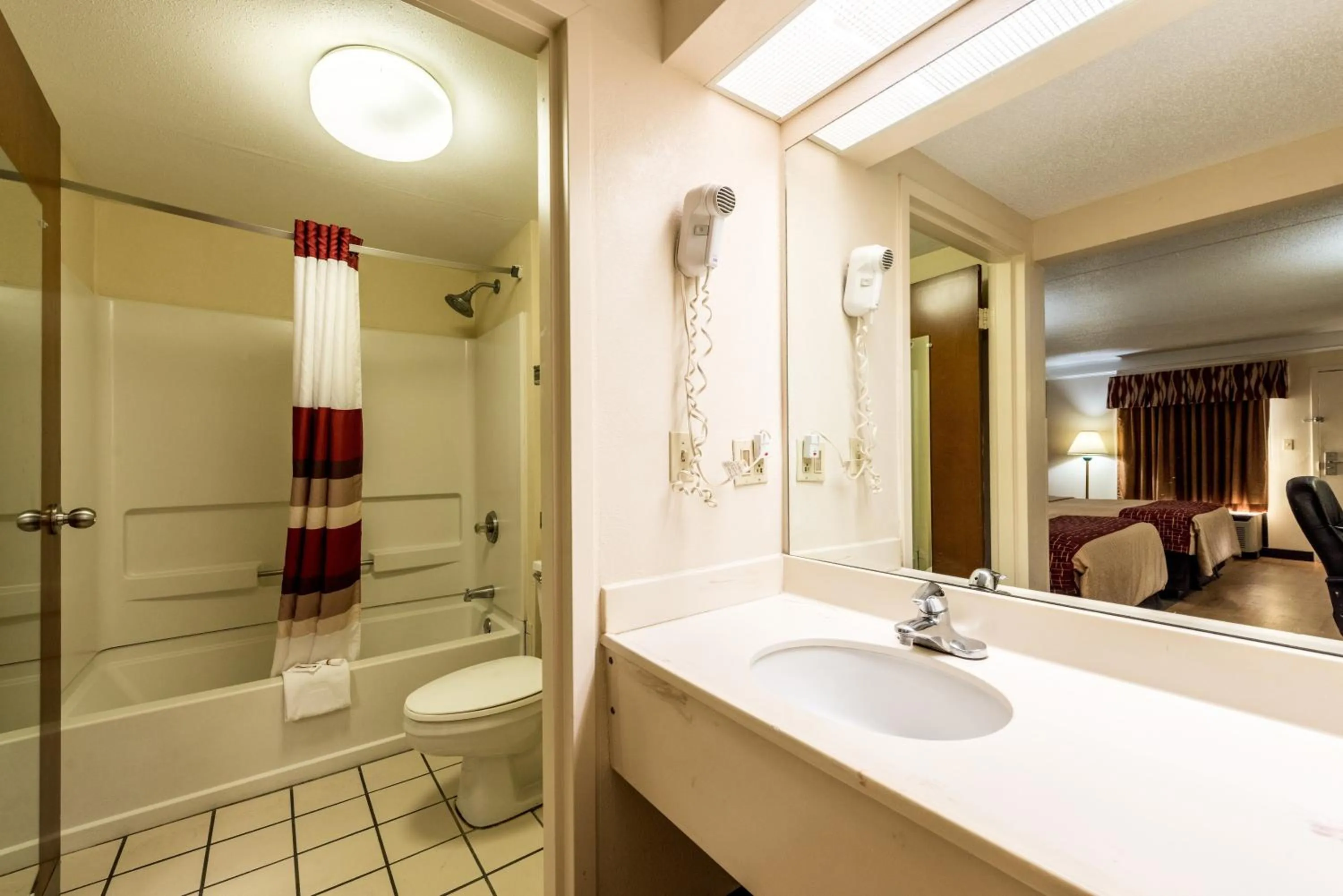 Bathroom in Red Roof Inn & Suites Clinton, TN