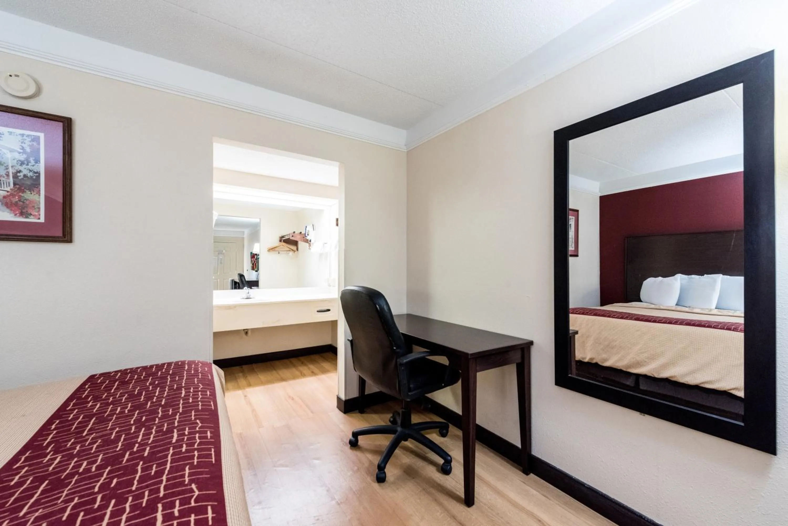 Photo of the whole room, Bed in Red Roof Inn & Suites Clinton, TN