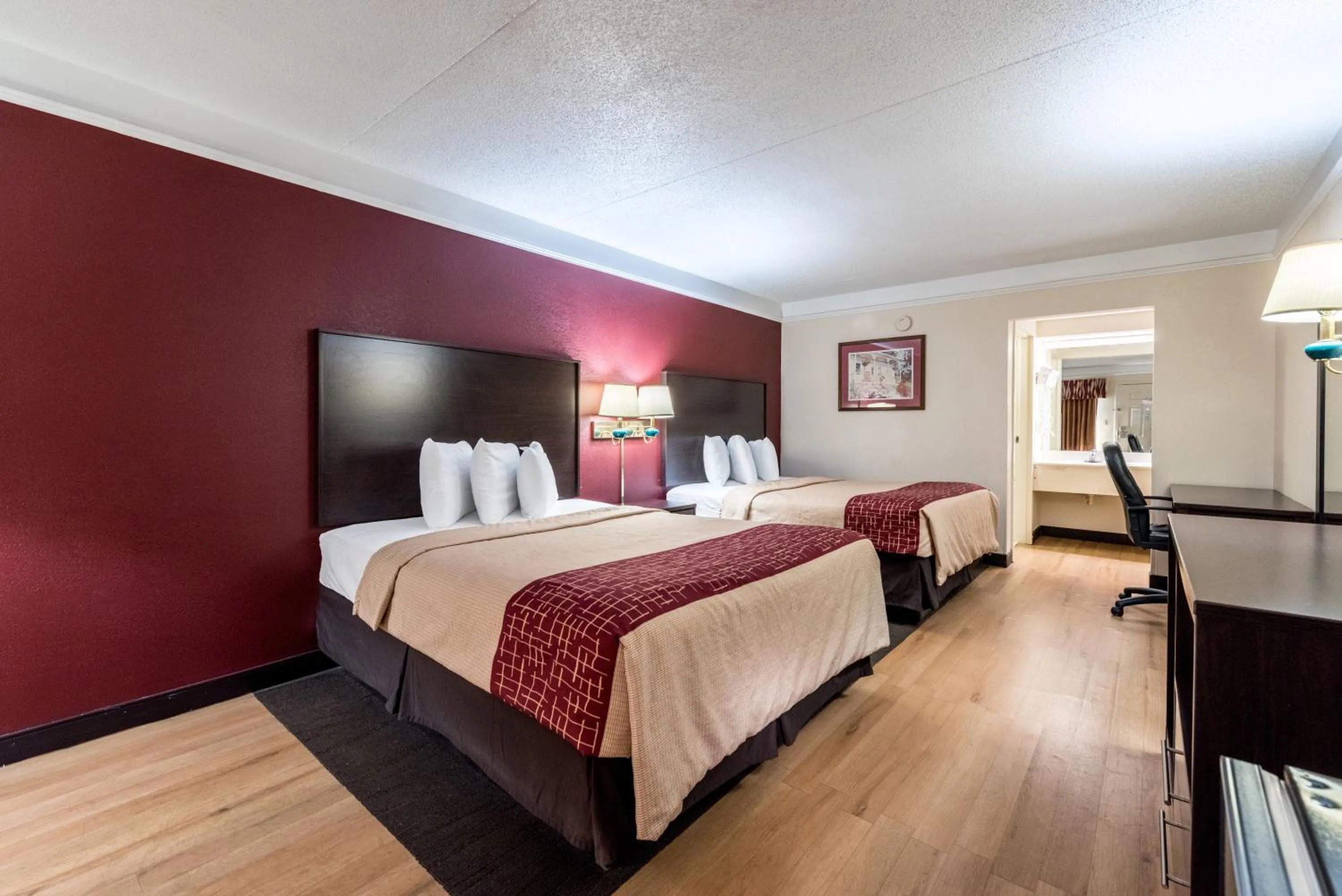 Photo of the whole room, Bed in Red Roof Inn & Suites Clinton, TN