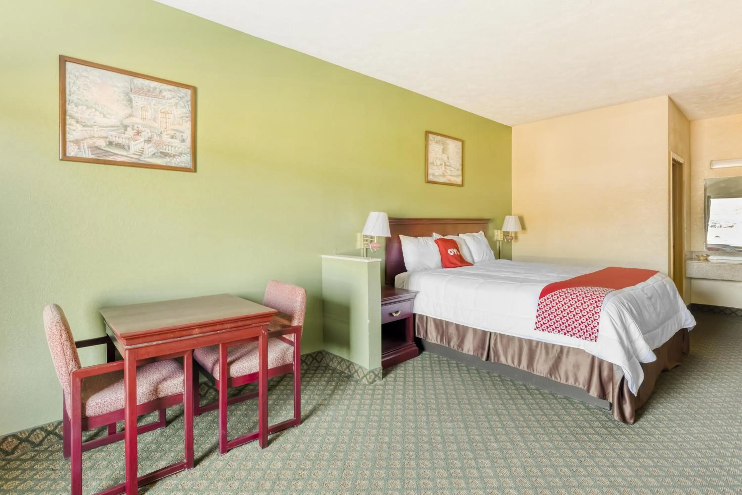 Bedroom, Bed in OYO Hotel Grenada West