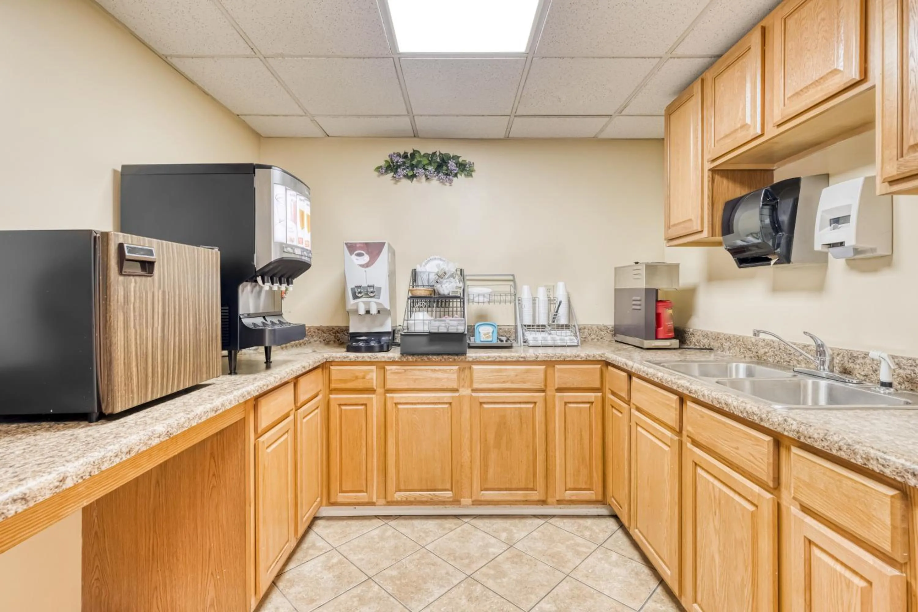 Kitchen or kitchenette in OYO Hotel Grenada West