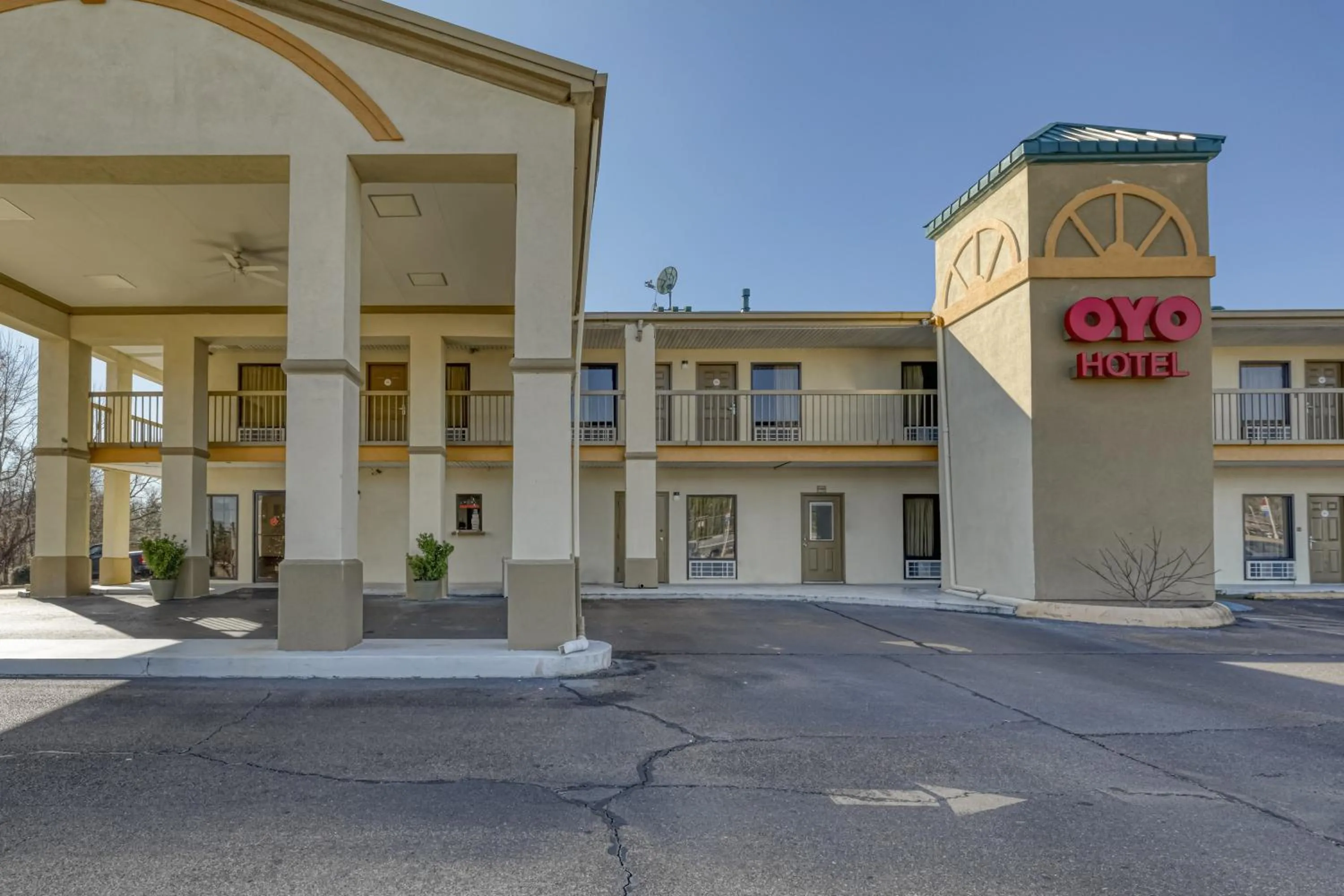 Facade/entrance in OYO Hotel Grenada West
