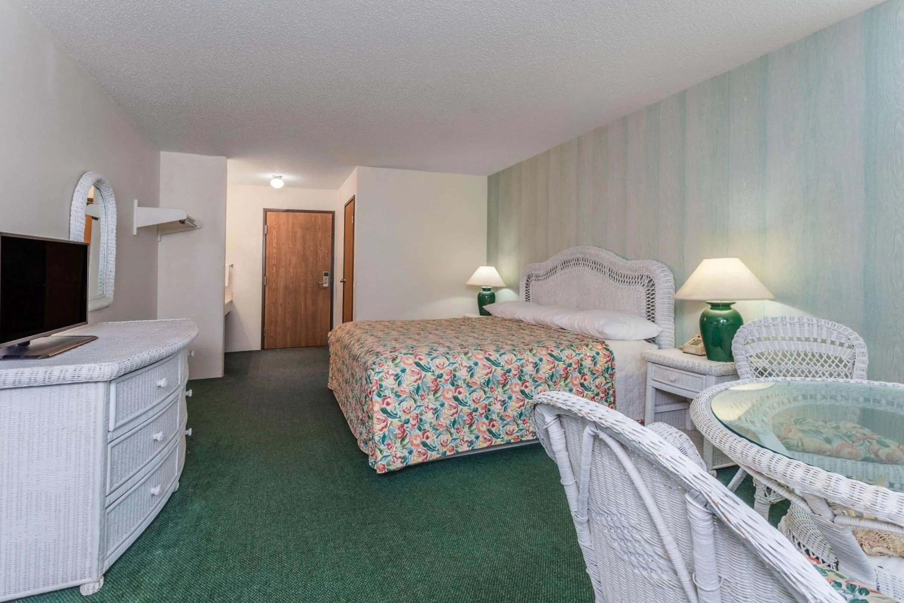 Photo of the whole room, Bed in Super 8 by Wyndham Reedsburg