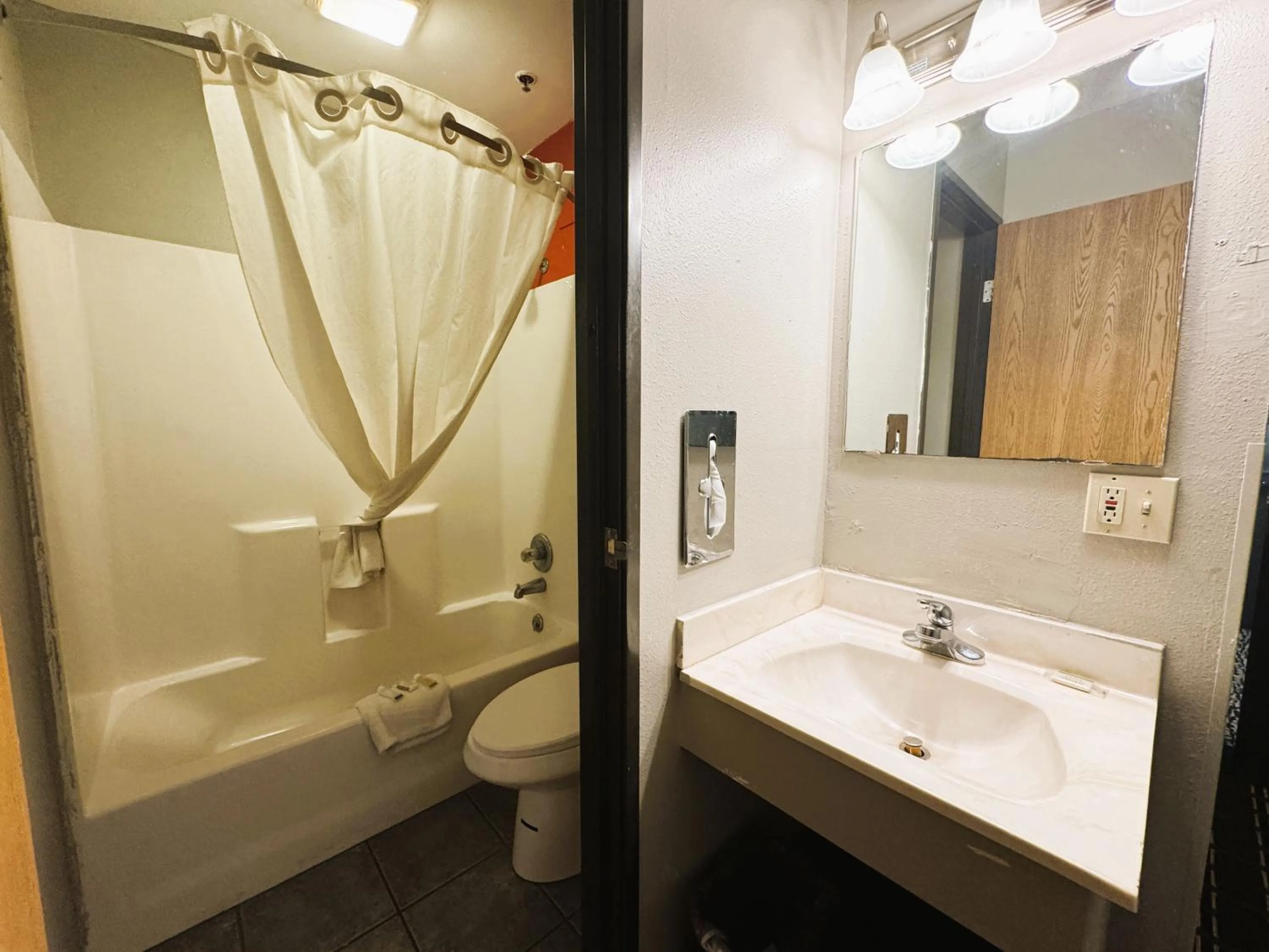 Super 8 by Wyndham Reedsburg