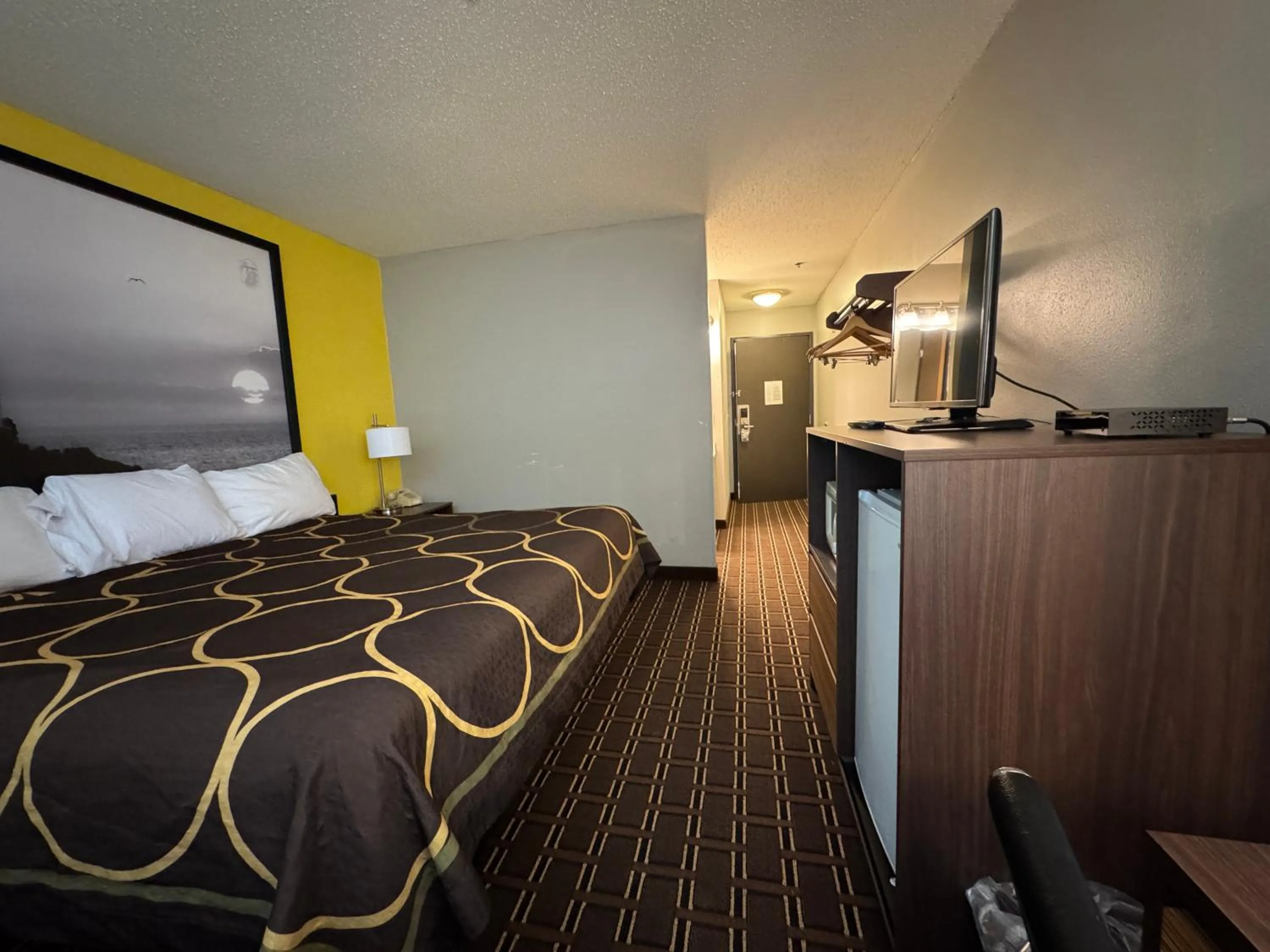 Photo of the whole room, Bed in Super 8 by Wyndham Reedsburg