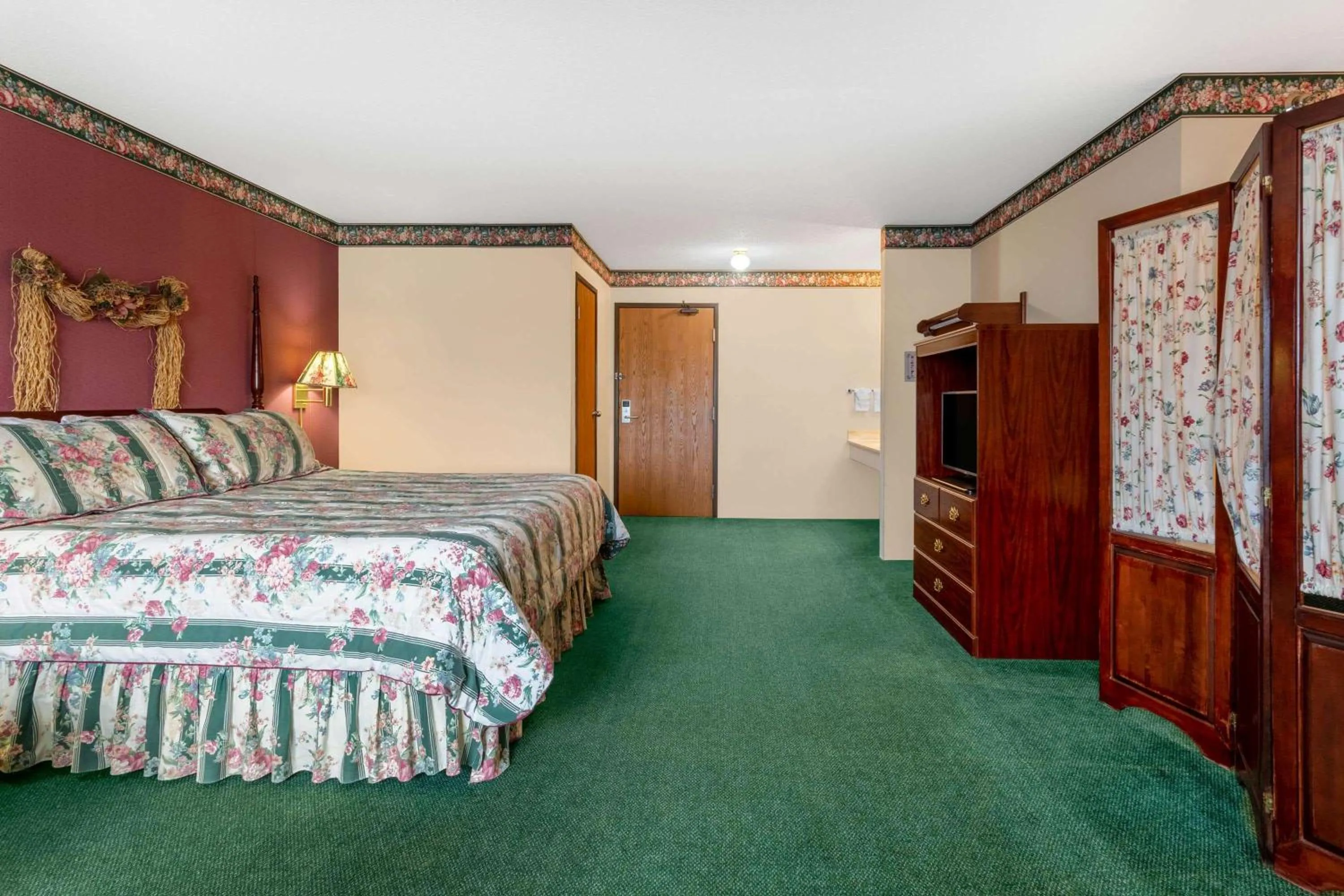 Photo of the whole room, Bed in Super 8 by Wyndham Reedsburg