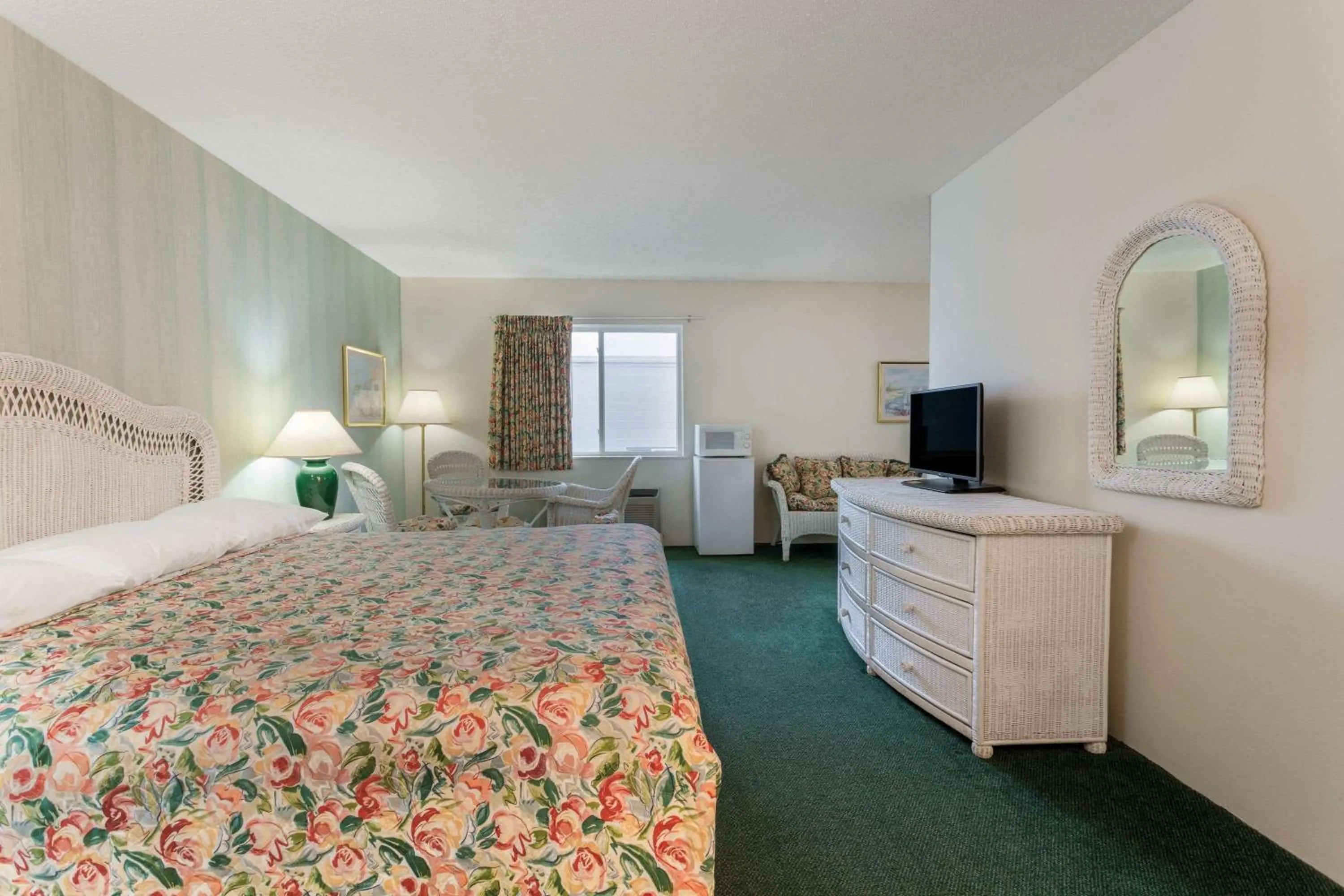 Photo of the whole room, Bed in Super 8 by Wyndham Reedsburg