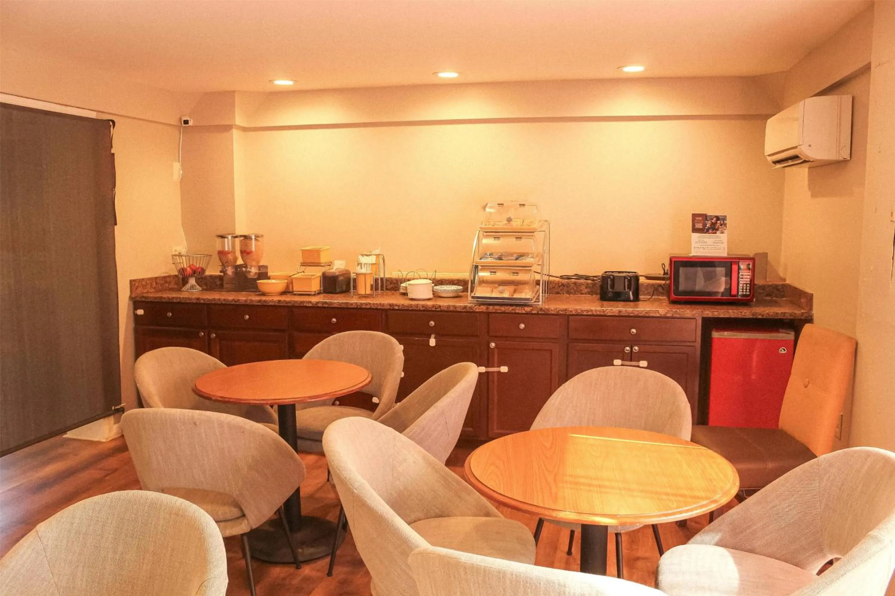 Restaurant/places to eat in Days Inn by Wyndham Little River