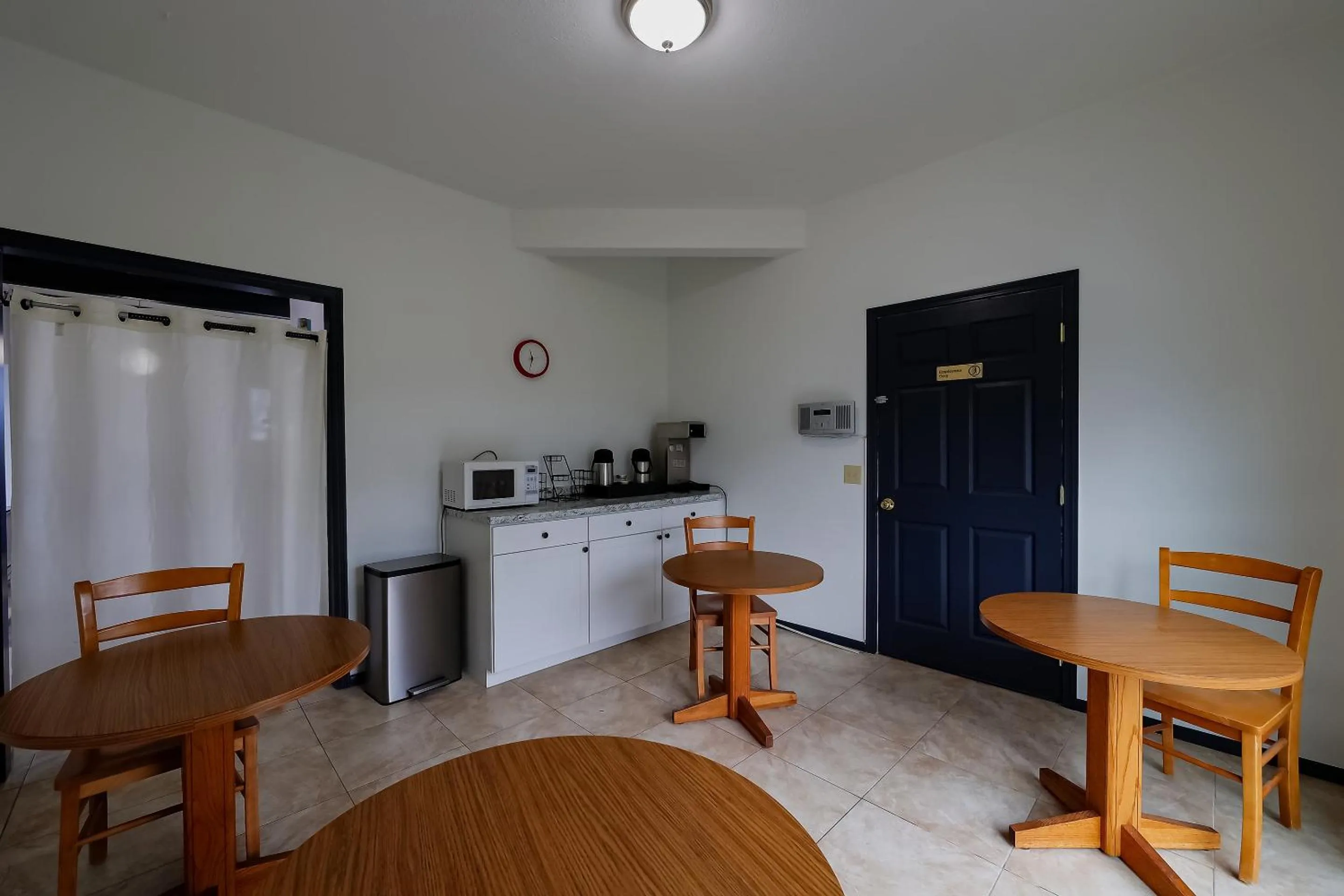 Lobby or reception in Coastal Inn by OYO Lincoln City - Oregon Coast Hwy