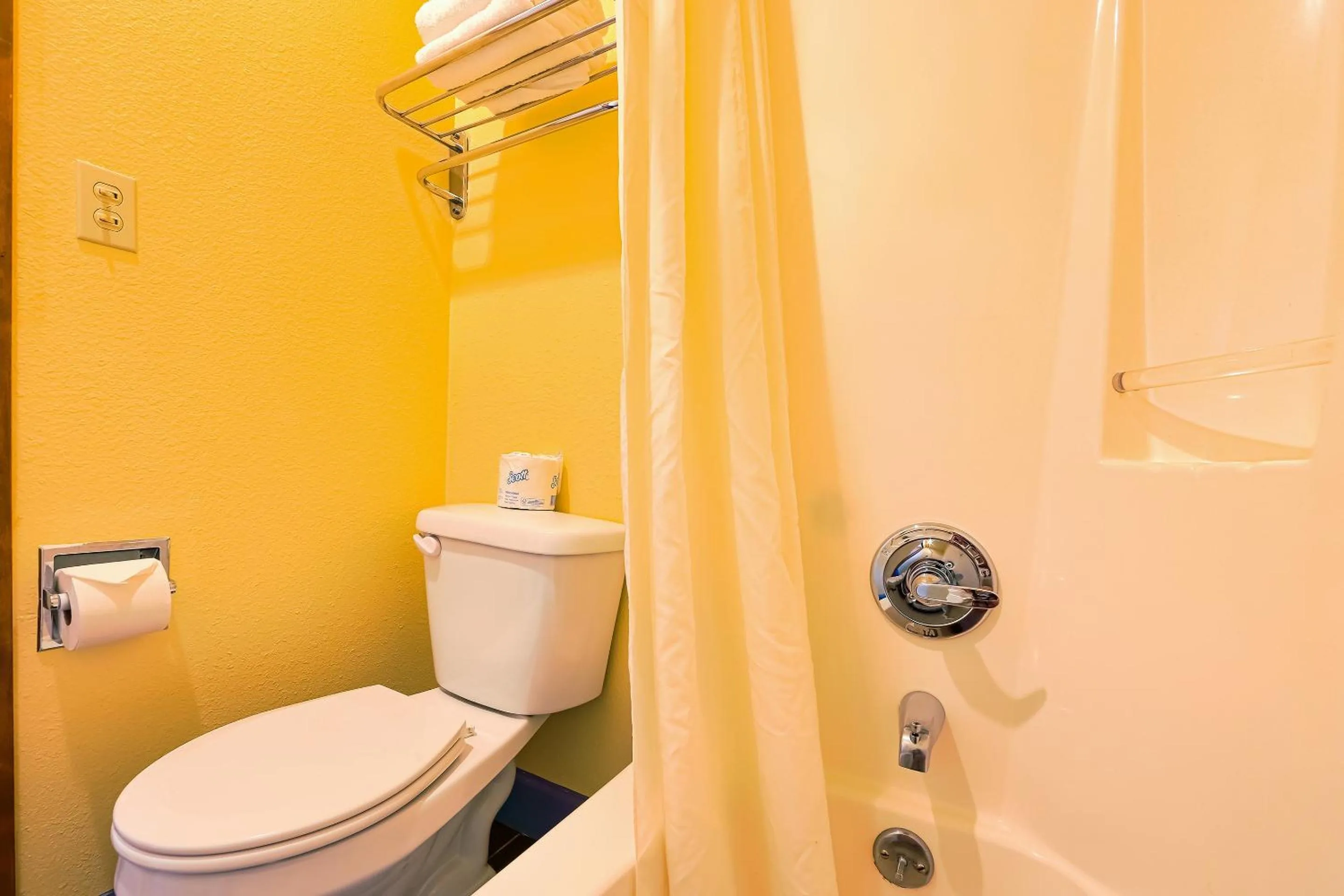 Bathroom in Coastal Inn by OYO Lincoln City - Oregon Coast Hwy