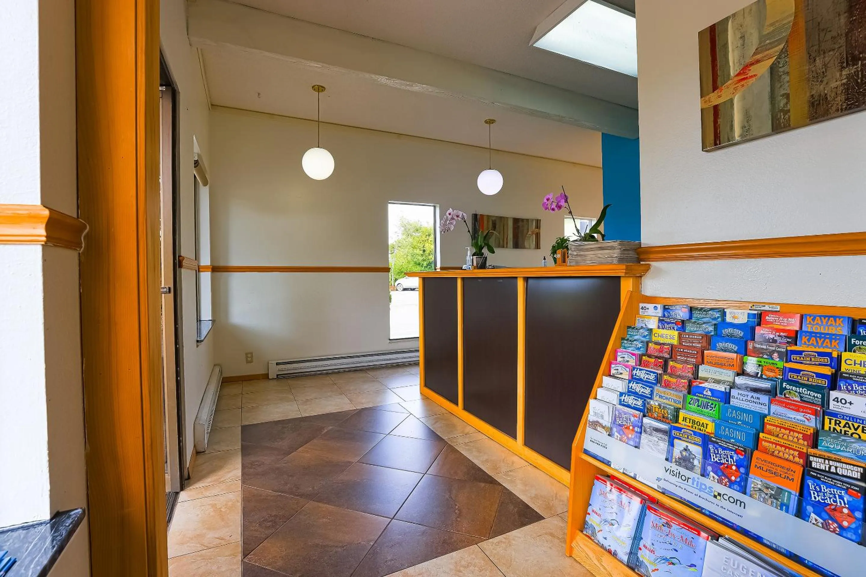 Lobby or reception in Coastal Inn by OYO Lincoln City - Oregon Coast Hwy