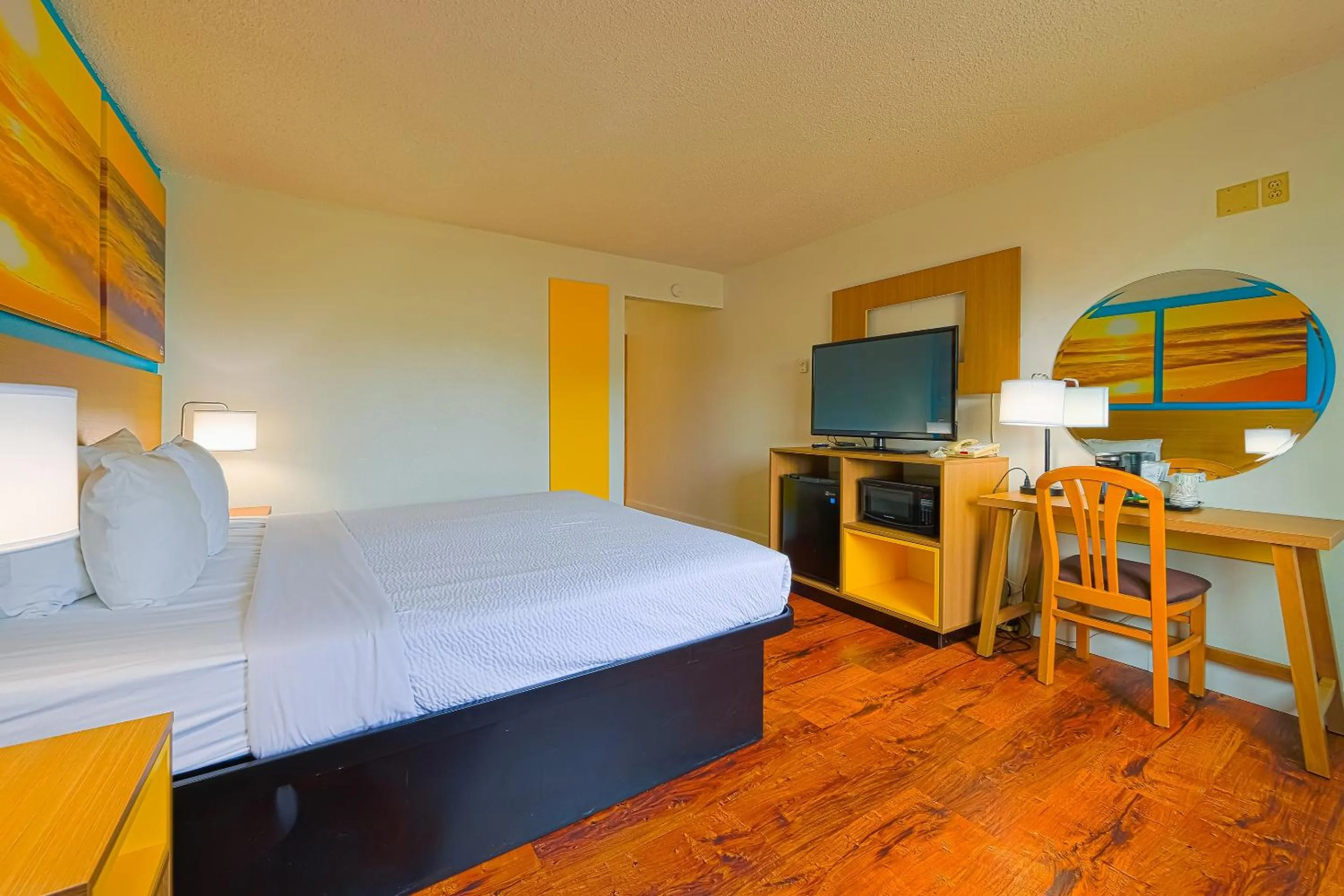 Bedroom, Bed in Coastal Inn by OYO Lincoln City - Oregon Coast Hwy