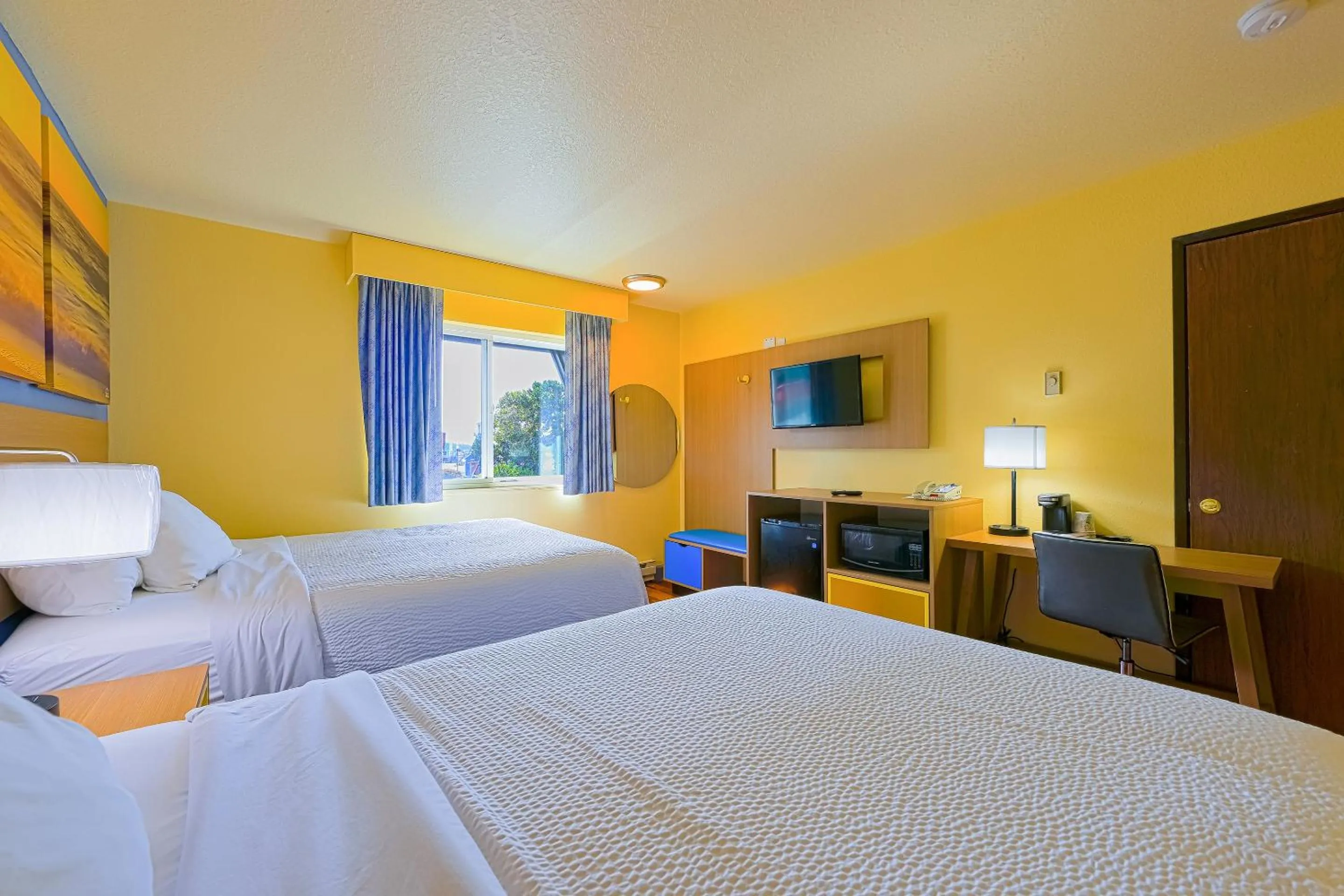 Bedroom, Bed in Coastal Inn by OYO Lincoln City - Oregon Coast Hwy