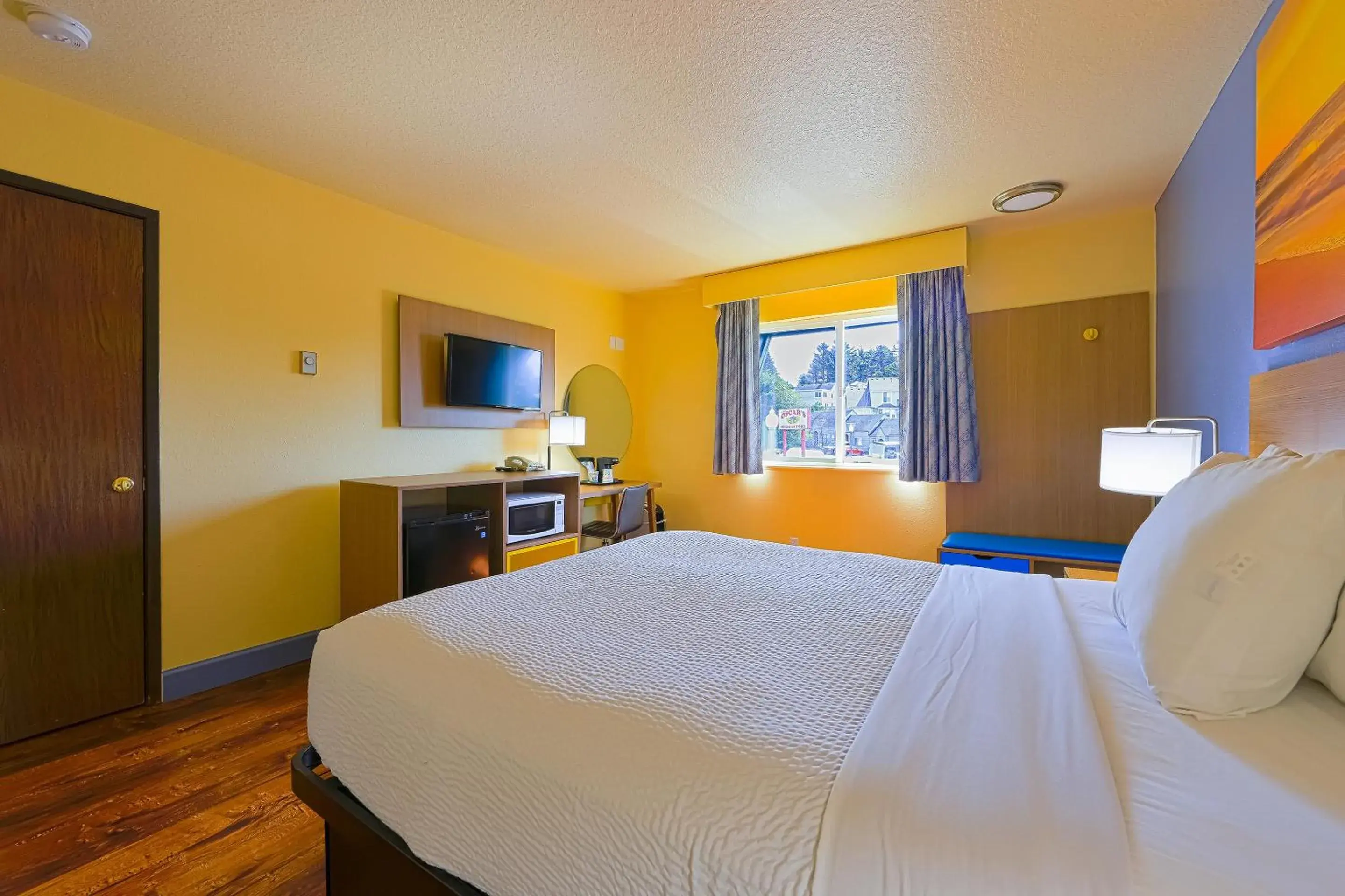 Queen Room in Coastal Inn by OYO Lincoln City - Oregon Coast Hwy Queen Room in Coastal Inn by OYO Lincoln City - Oregon Coast Hwy