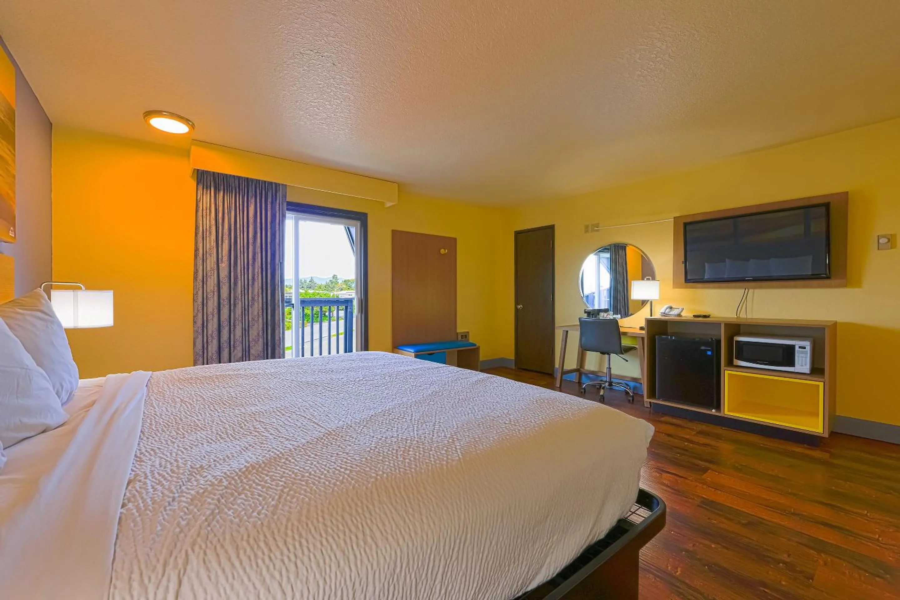 Bedroom, Bed in Coastal Inn by OYO Lincoln City - Oregon Coast Hwy