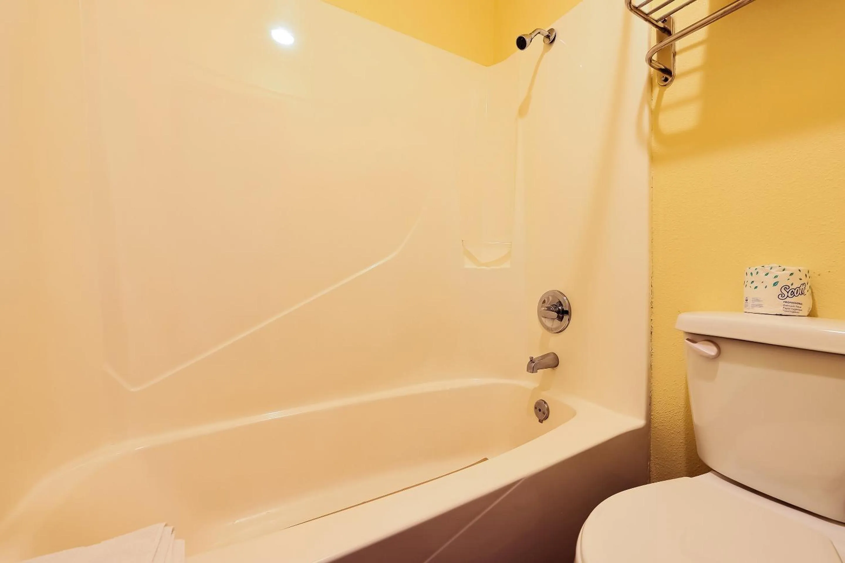 Bathroom in Coastal Inn by OYO Lincoln City - Oregon Coast Hwy