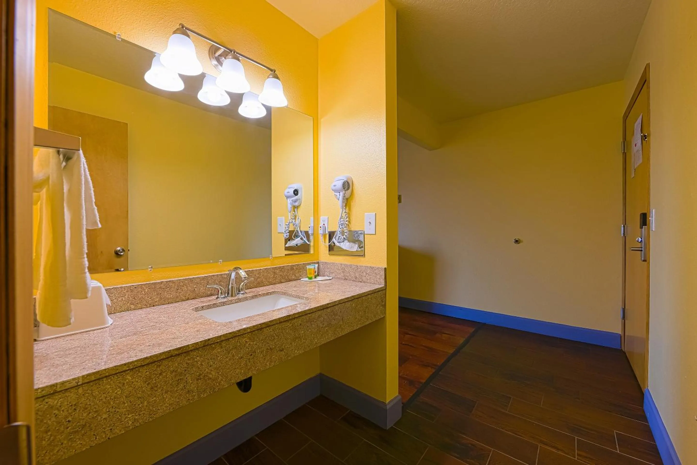 Bedroom in Coastal Inn by OYO Lincoln City - Oregon Coast Hwy