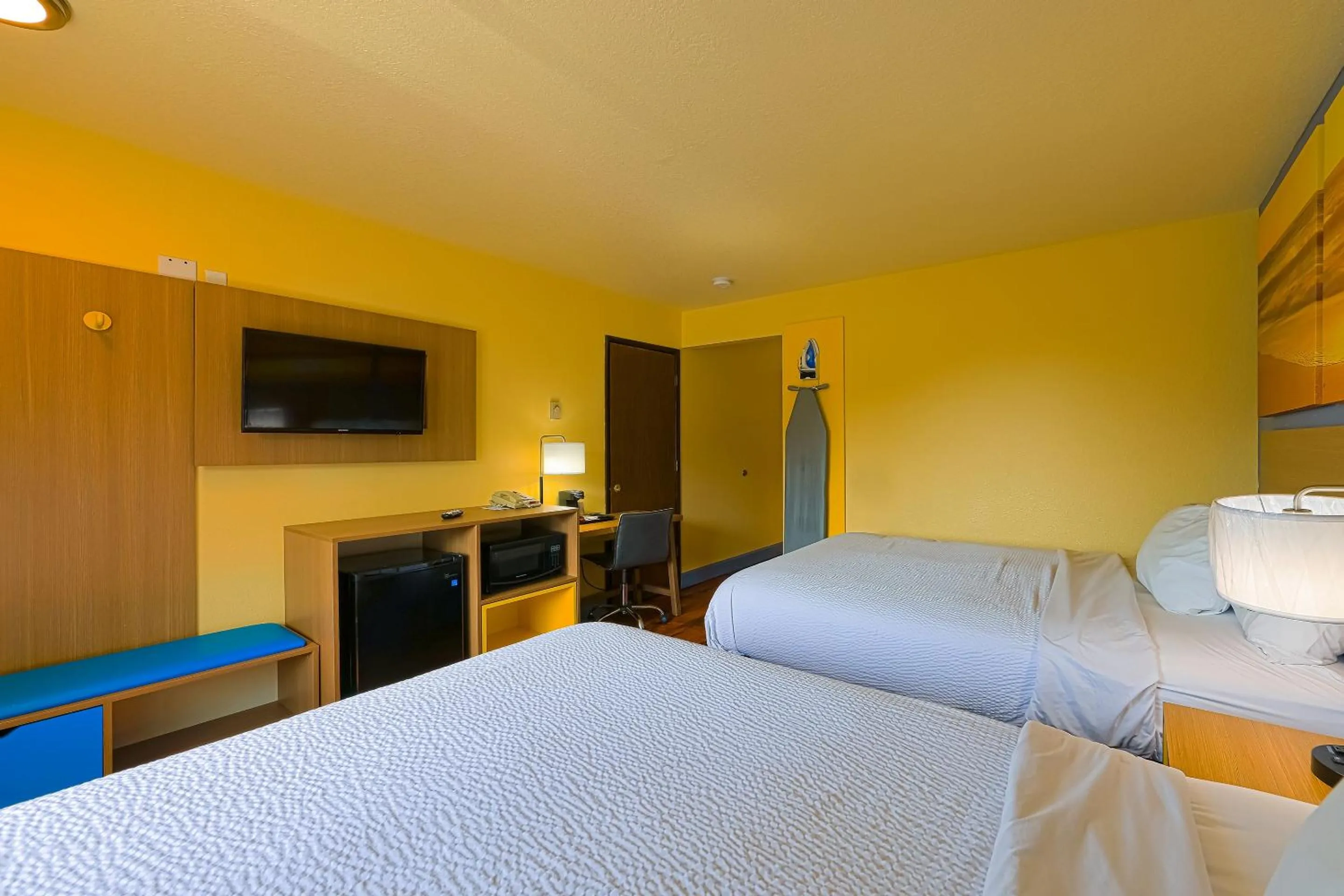 Bedroom, Bed in Coastal Inn by OYO Lincoln City - Oregon Coast Hwy