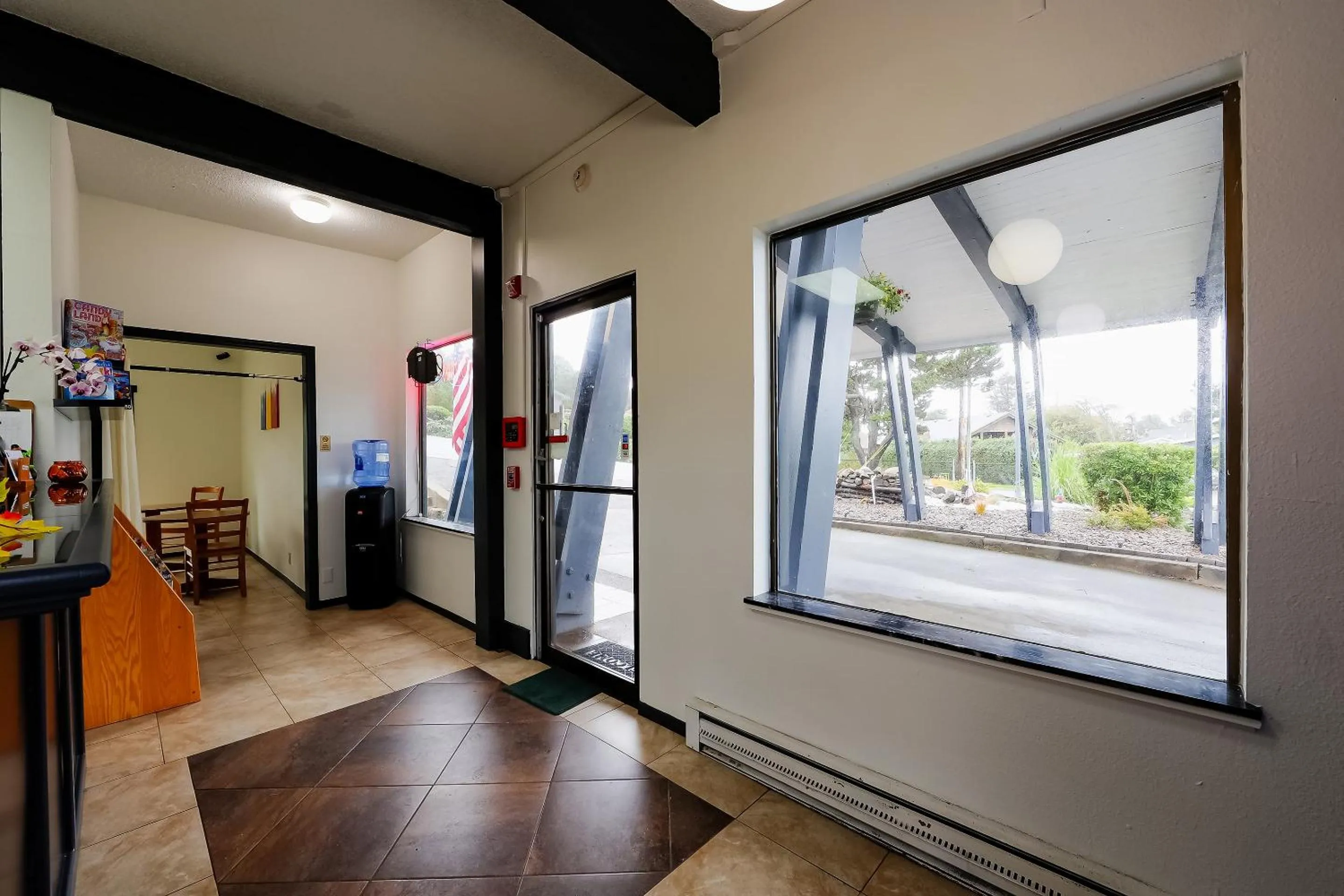 Lobby or reception in Coastal Inn by OYO Lincoln City - Oregon Coast Hwy