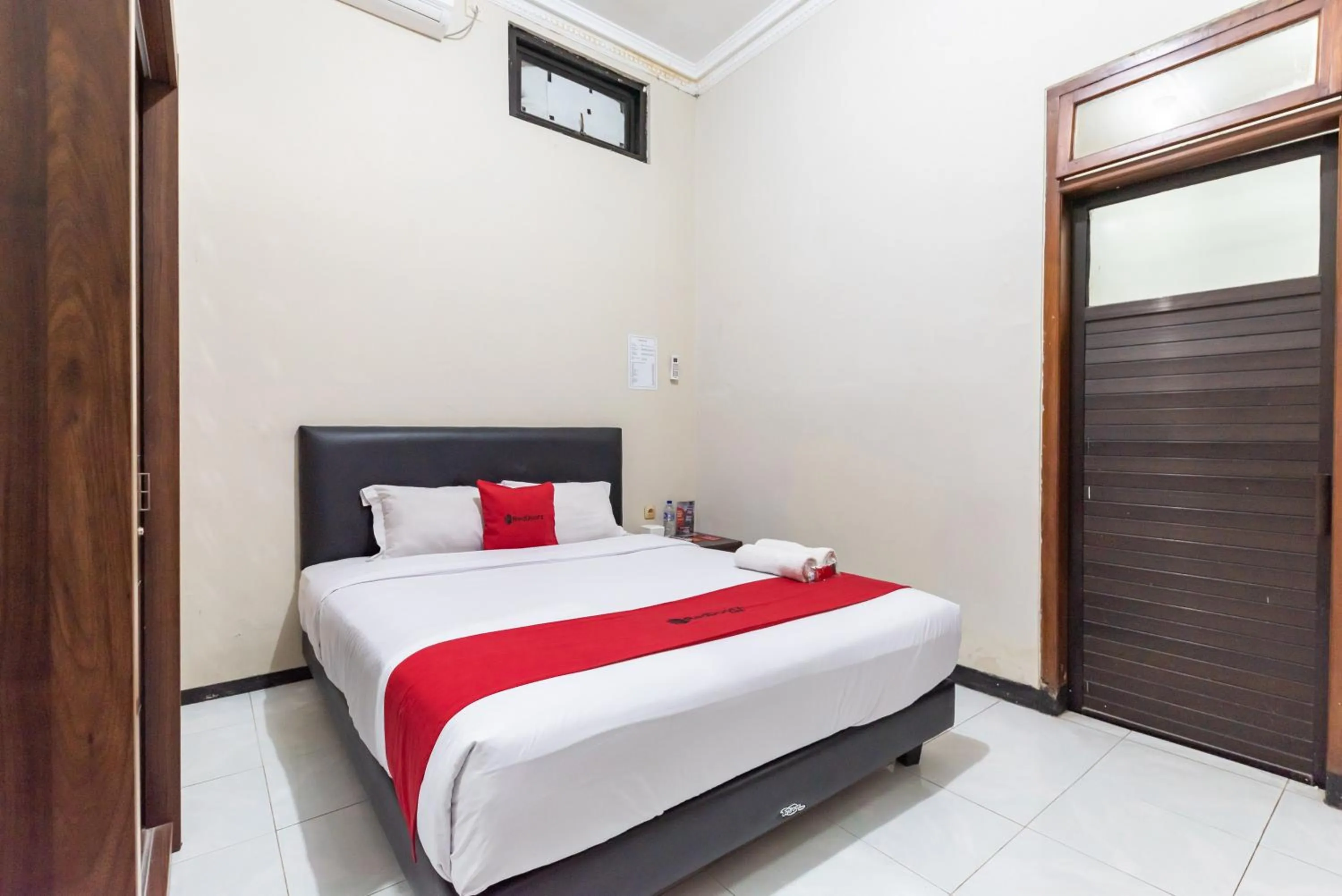 Bedroom, Bed in RedDoorz @ Soekarno Hatta Indah