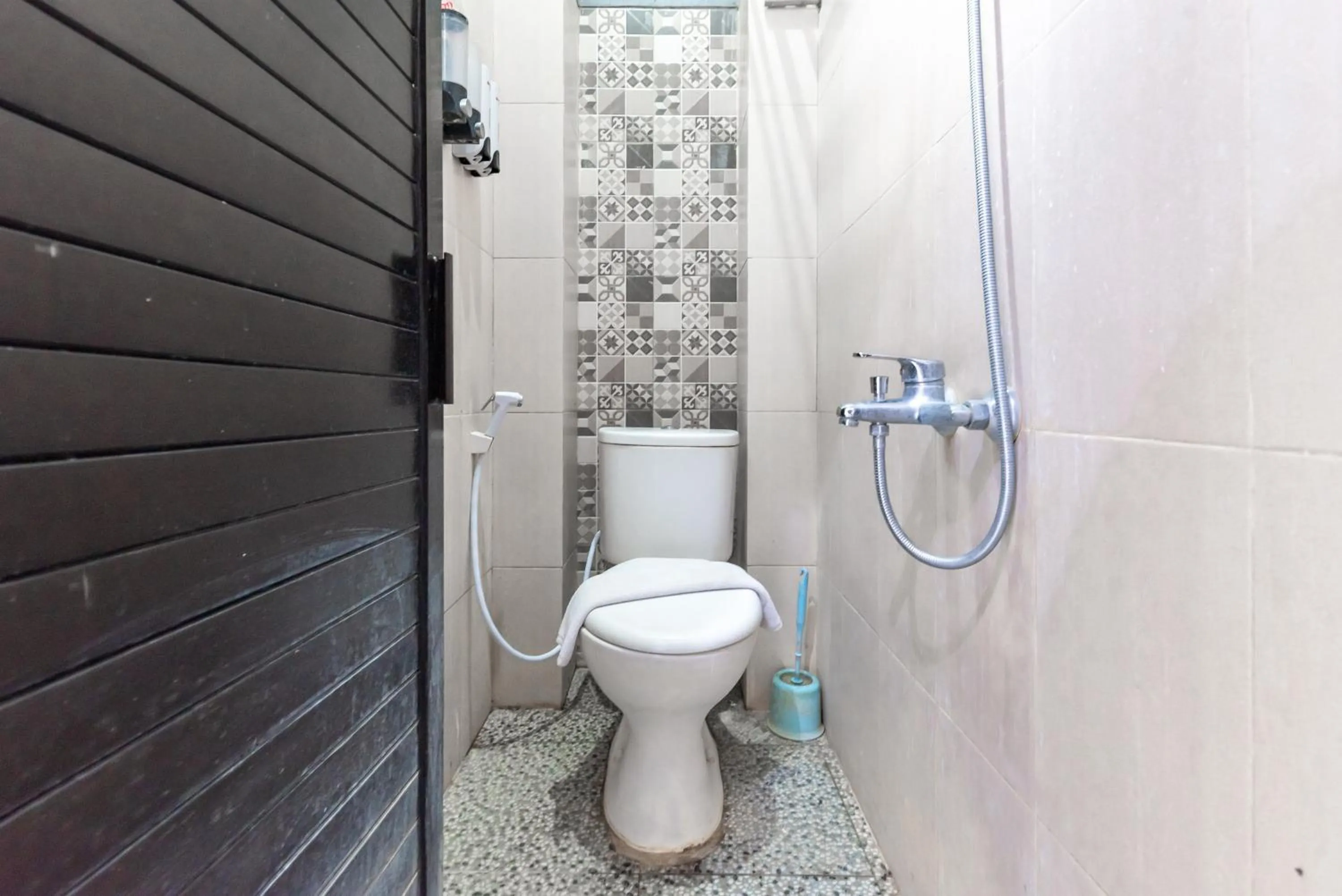 Bathroom in RedDoorz @ Soekarno Hatta Indah