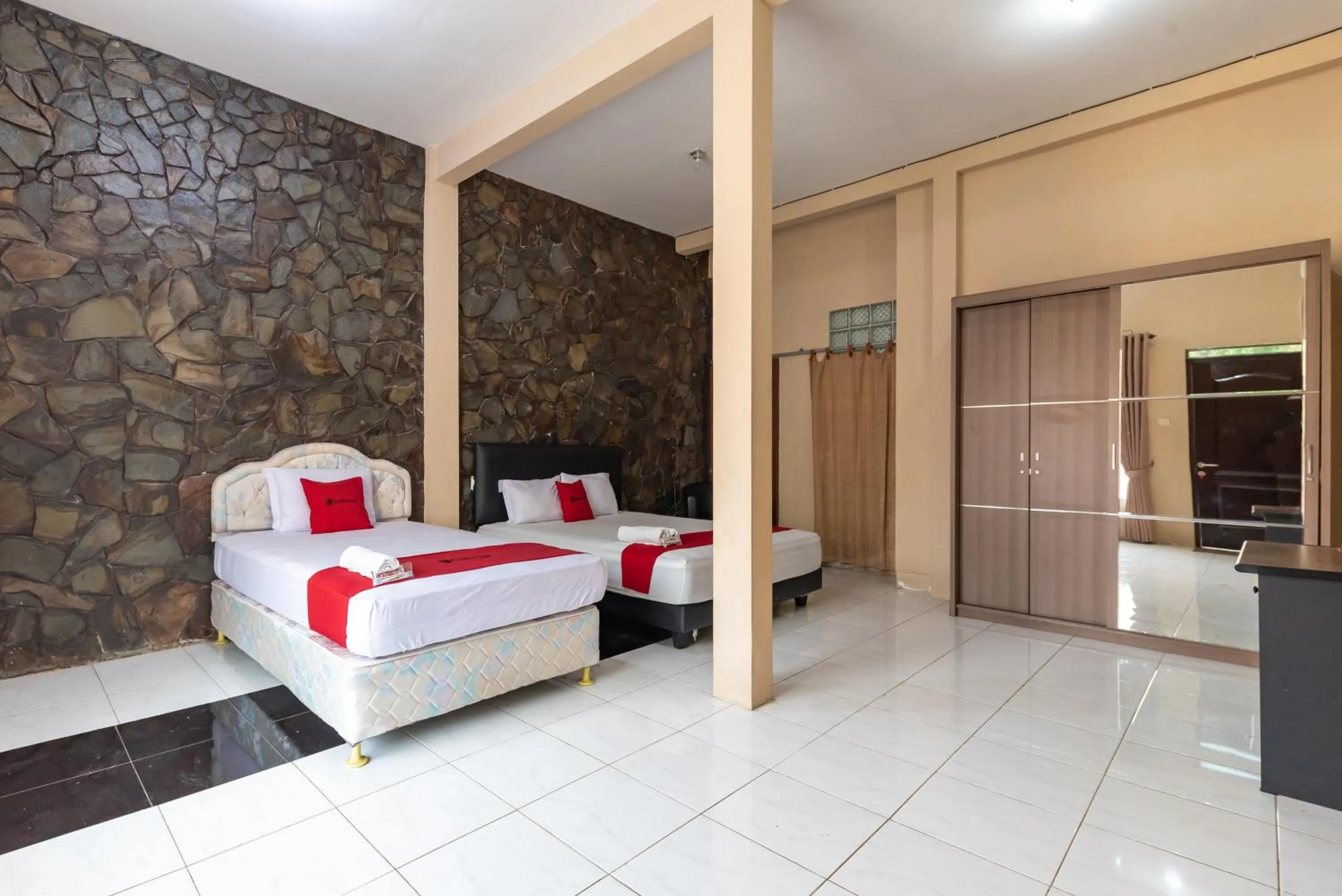 Bedroom, Bed in RedDoorz @ Soekarno Hatta Indah